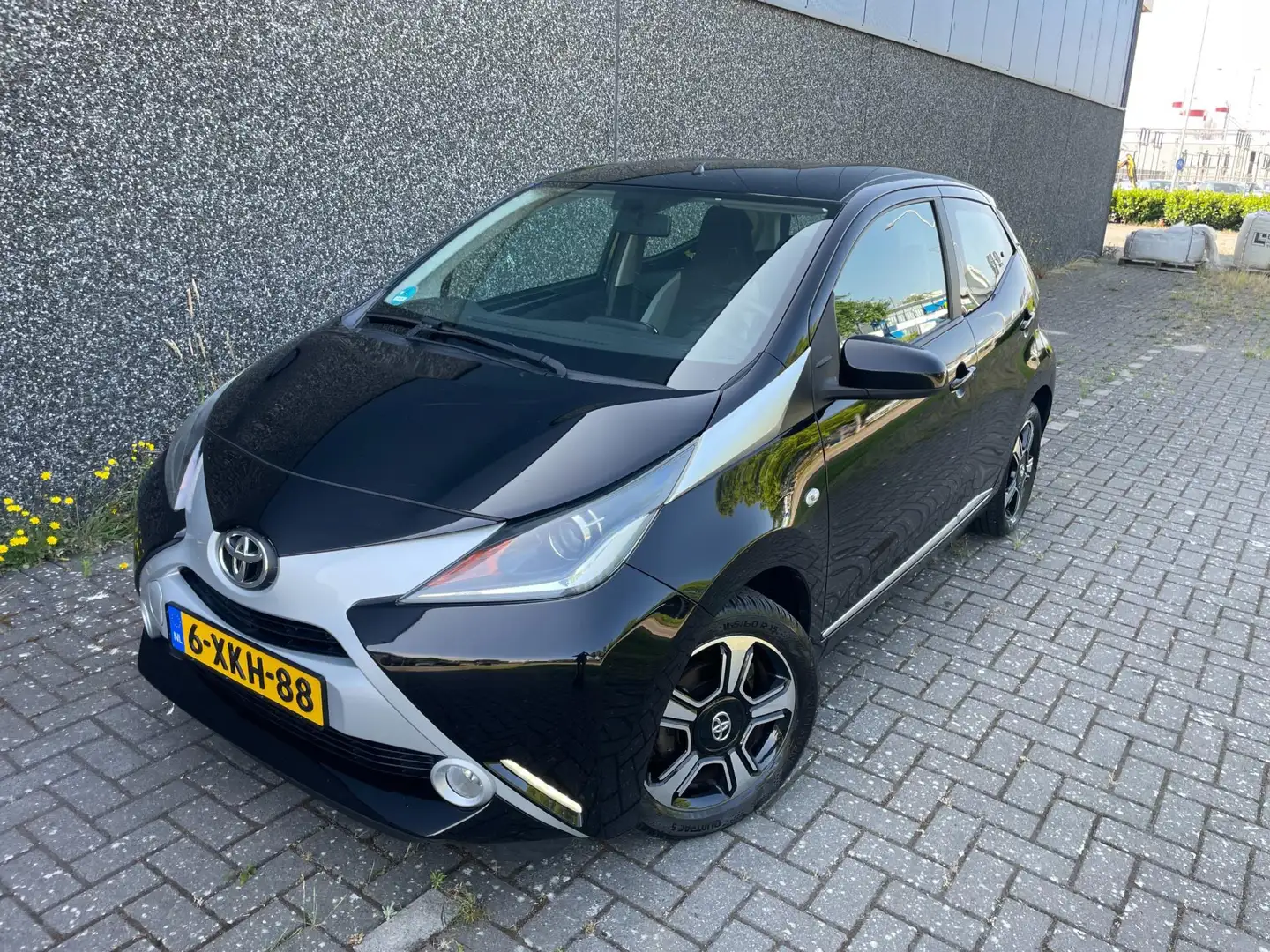 Toyota Aygo 1.0 VVT-i x-clusiv/Dealer onderhouden/Full options Zwart - 2