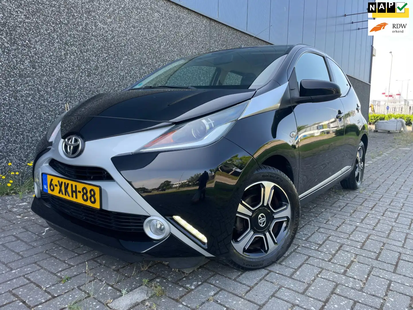 Toyota Aygo 1.0 VVT-i x-clusiv/Dealer onderhouden/Full options Zwart - 1