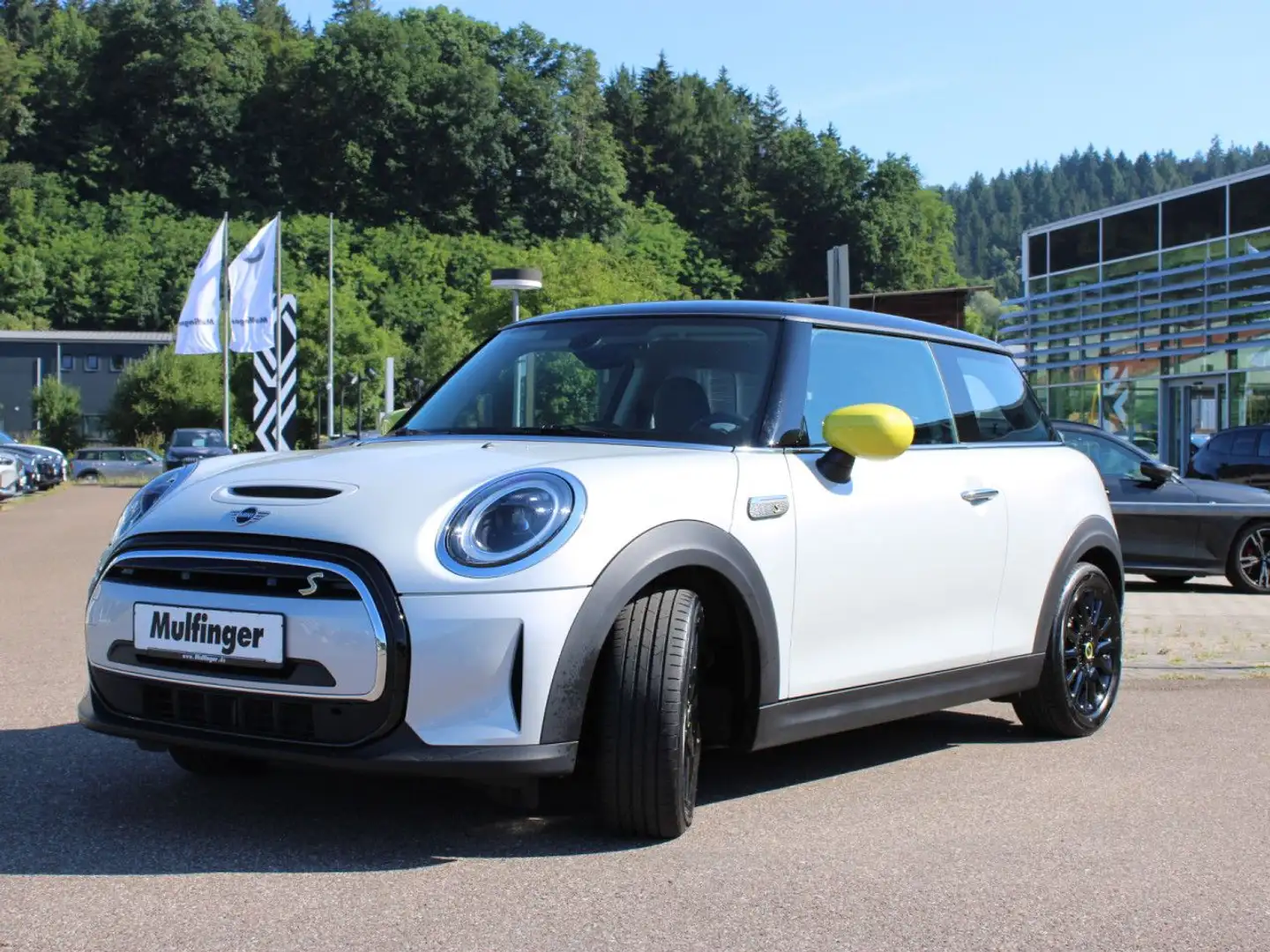 MINI Cooper SE Classic Trim LED Navi Temp. Carplay Silber - 2