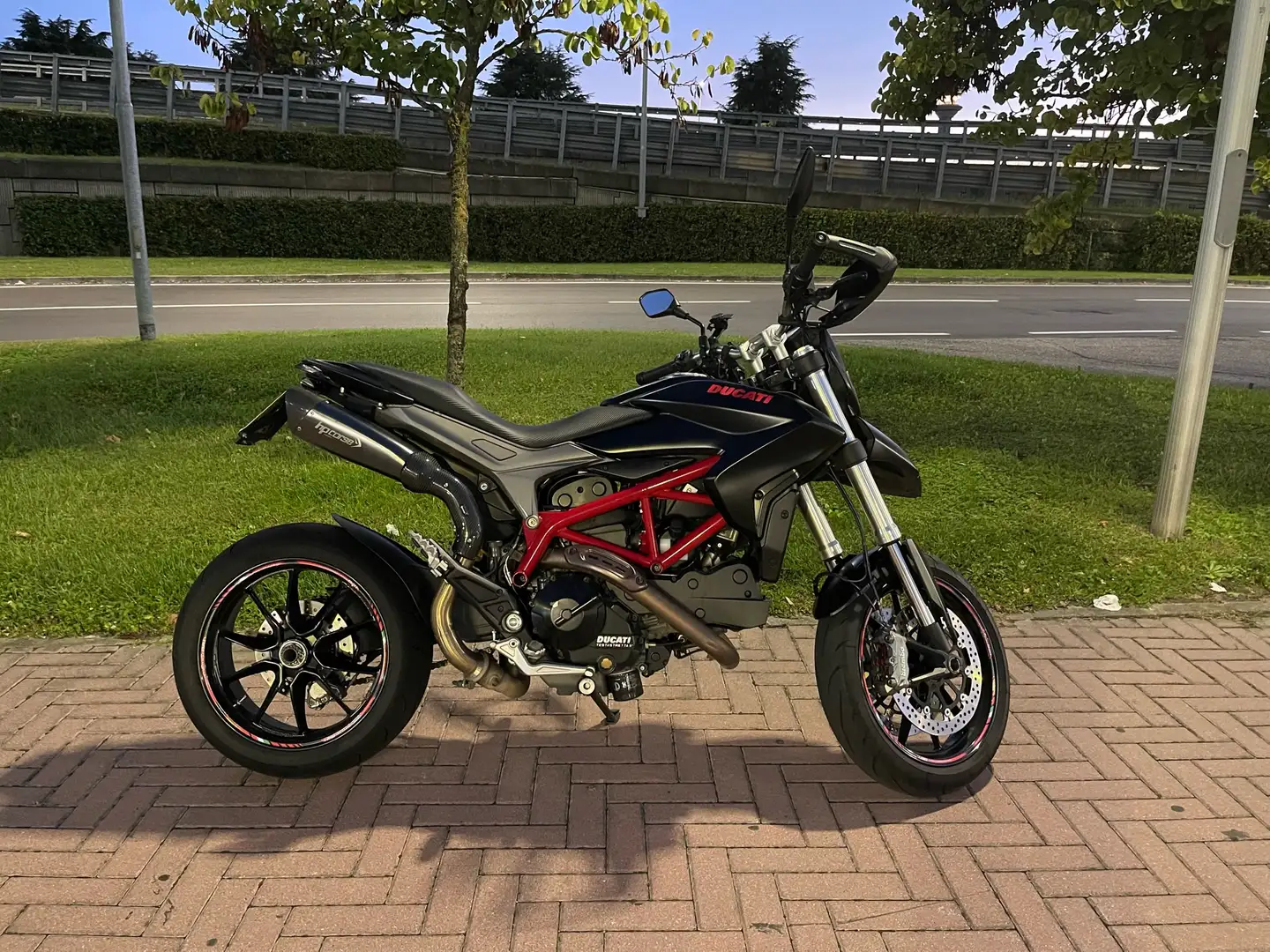 Ducati Hypermotard 821 Černá - 1