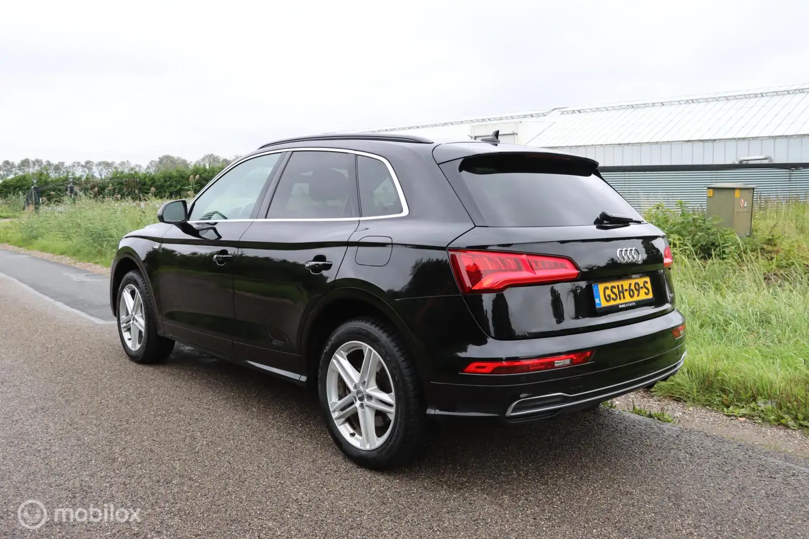 Audi Q5 50 TFSI e Quattro 3x S-line / Navi / Cam / Carplay Zwart - 2