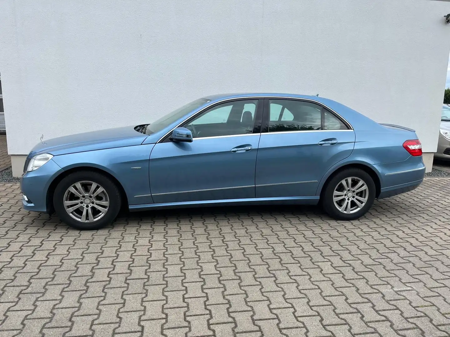 Mercedes-Benz E 200 Avartgarde Sitzheizg Xenon Parkpilot Navi Bleu - 2