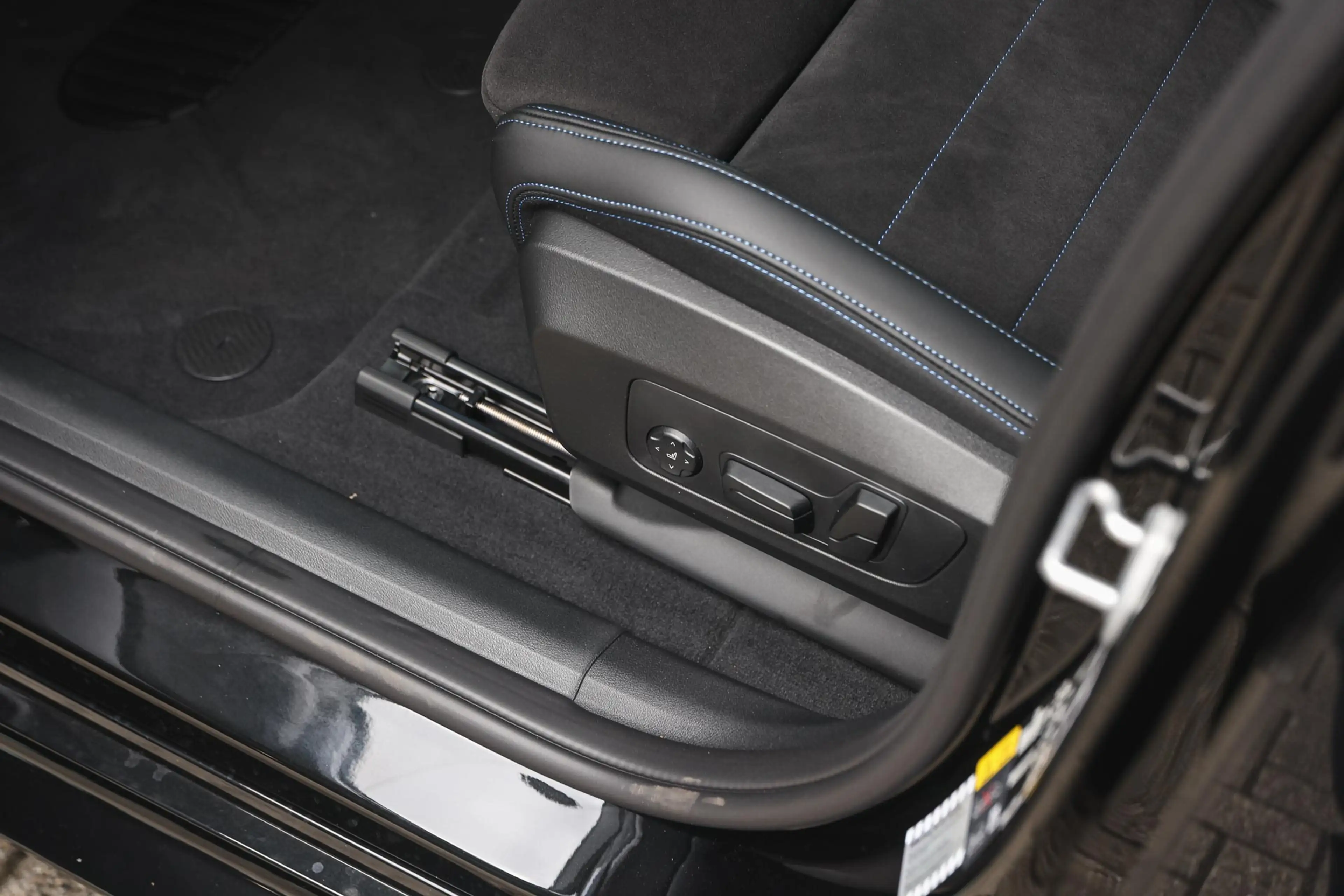 BMW iX2 eDrive20 M Sport / Panoramadak / Trekhaak / Sports — photo 12