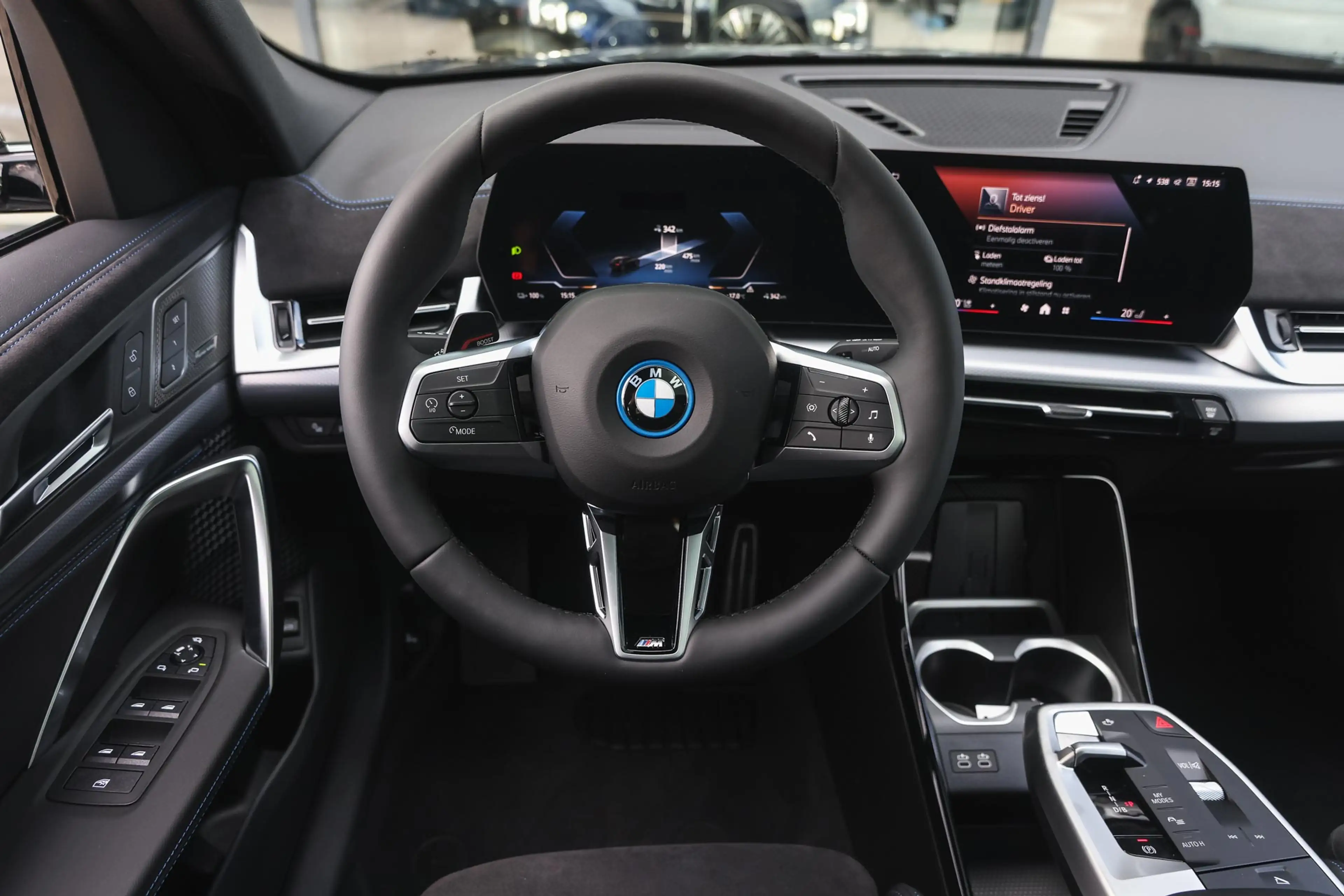 BMW iX2 eDrive20 M Sport / Panoramadak / Trekhaak / Sports — photo 3