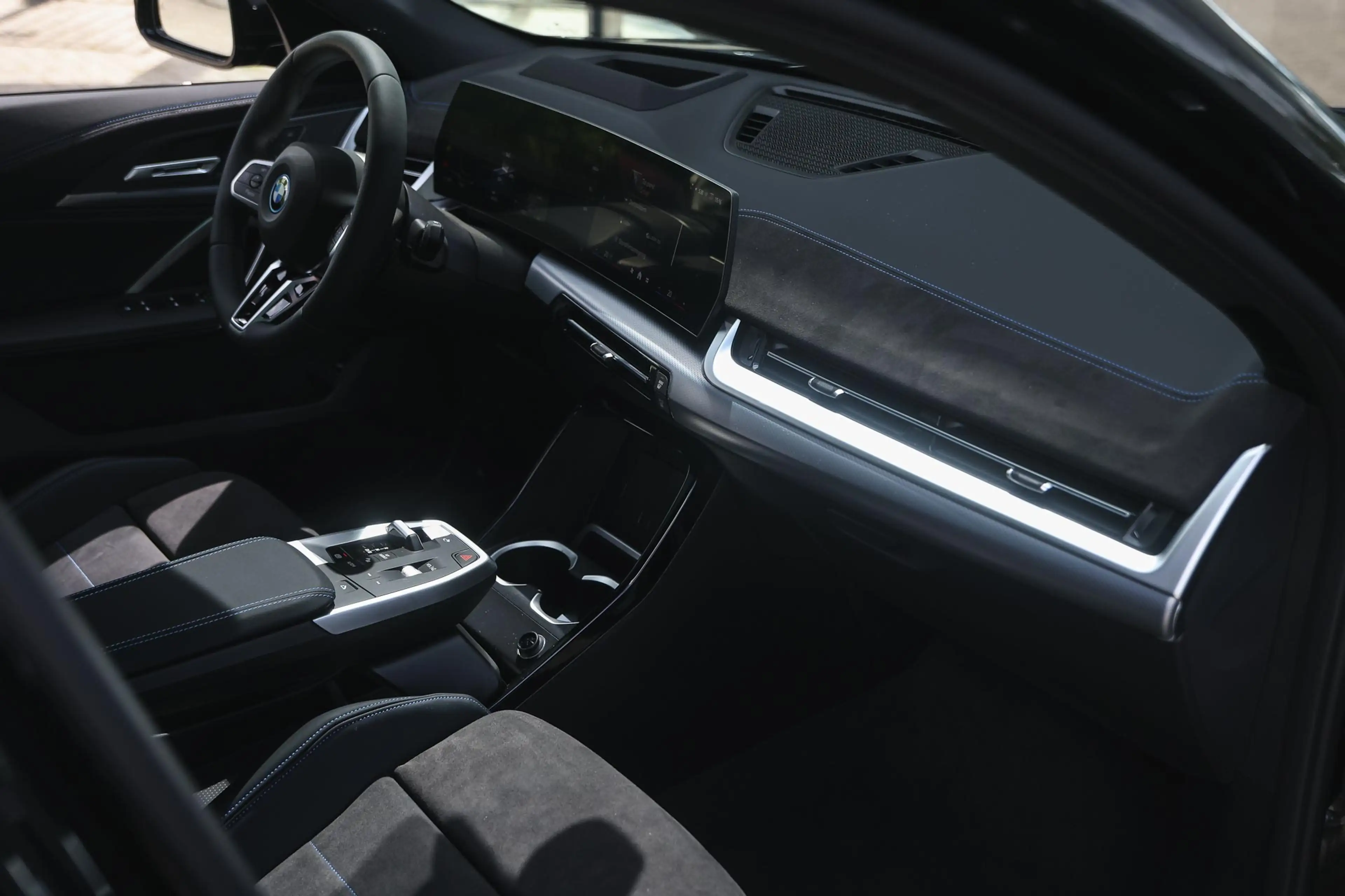 BMW iX2 eDrive20 M Sport / Panoramadak / Trekhaak / Sports — photo 11