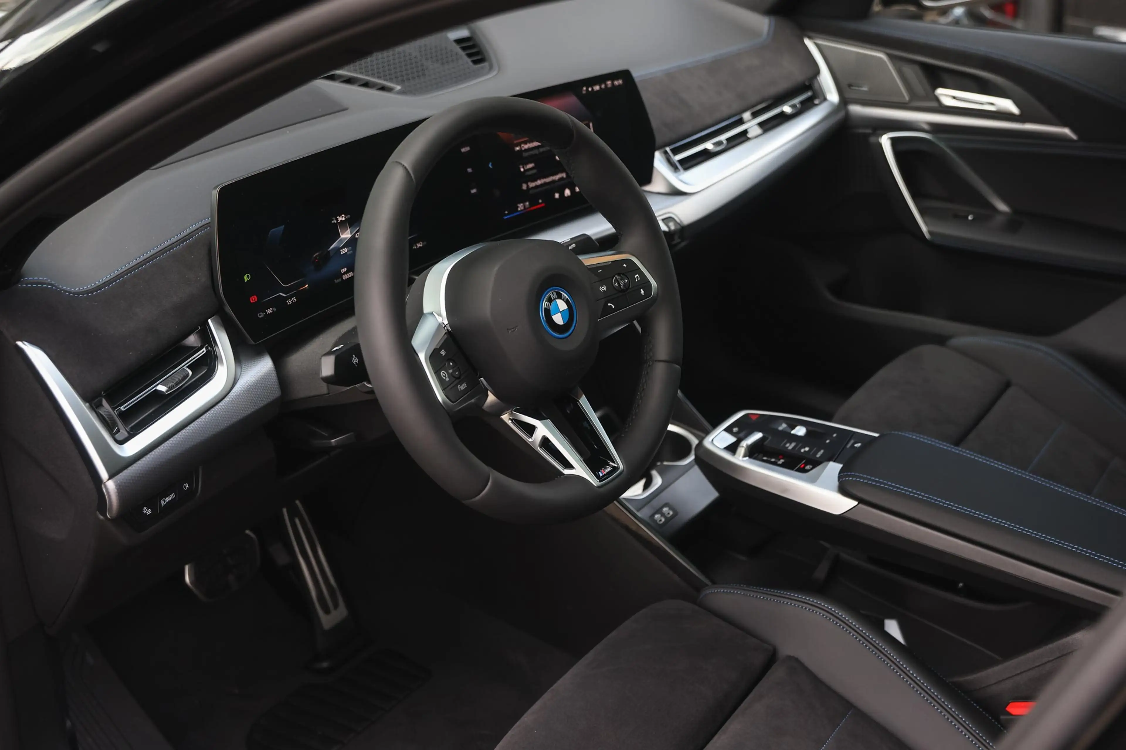 BMW iX2 eDrive20 M Sport / Panoramadak / Trekhaak / Sports — photo 9