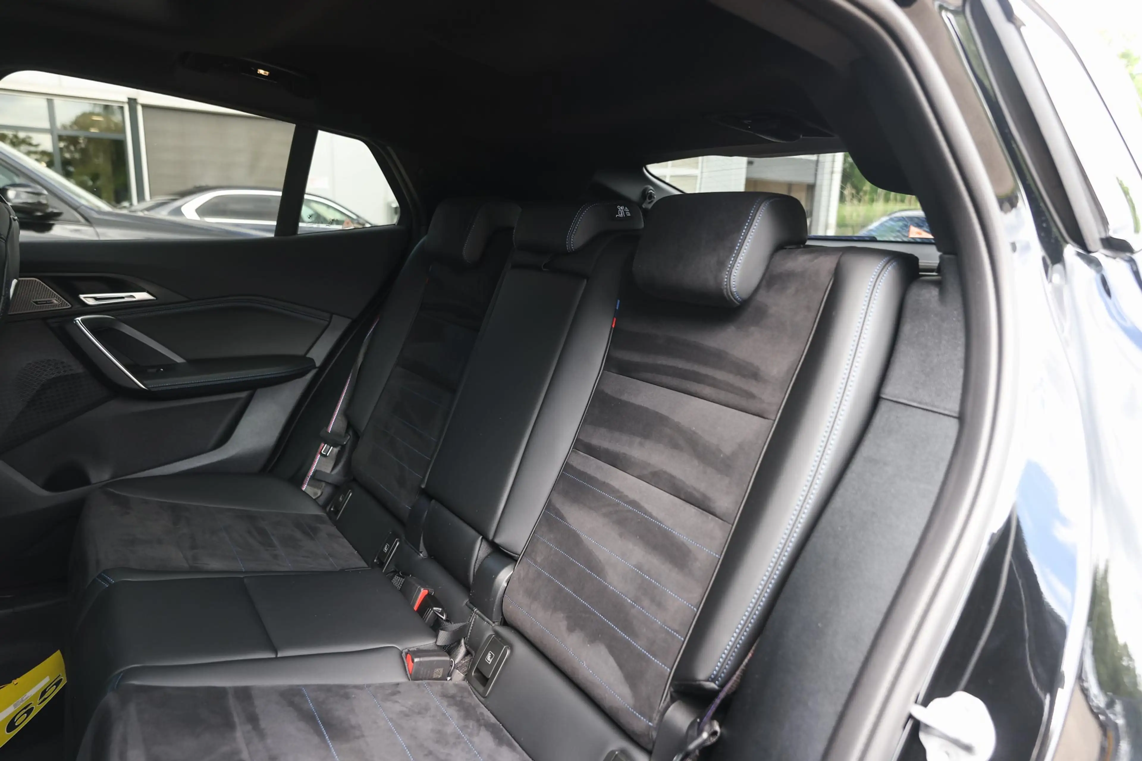 BMW iX2 eDrive20 M Sport / Panoramadak / Trekhaak / Sports — photo 13