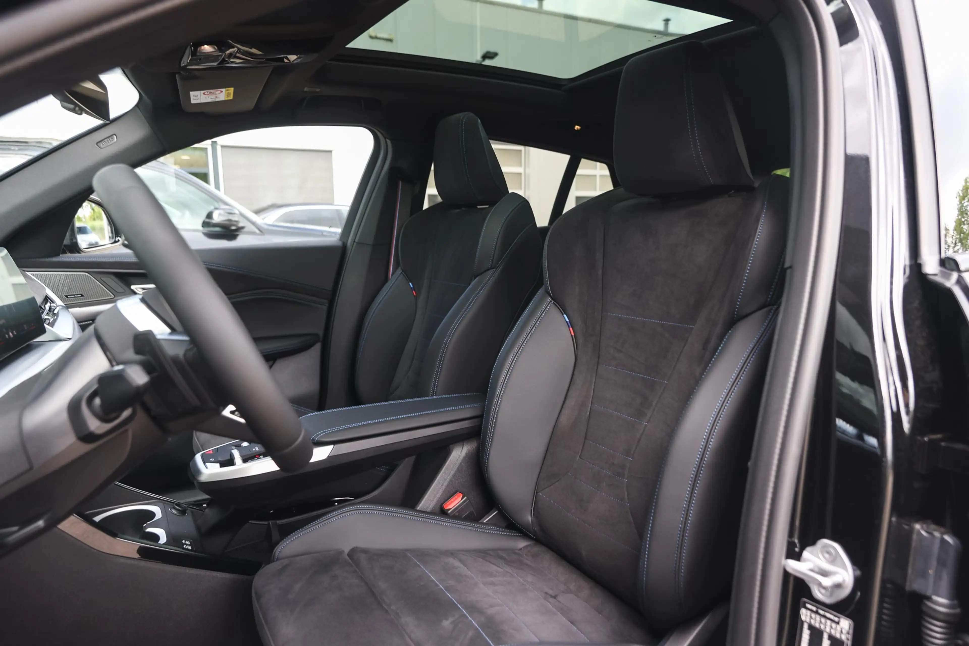 BMW iX2 eDrive20 M Sport / Panoramadak / Trekhaak / Sports — photo 10