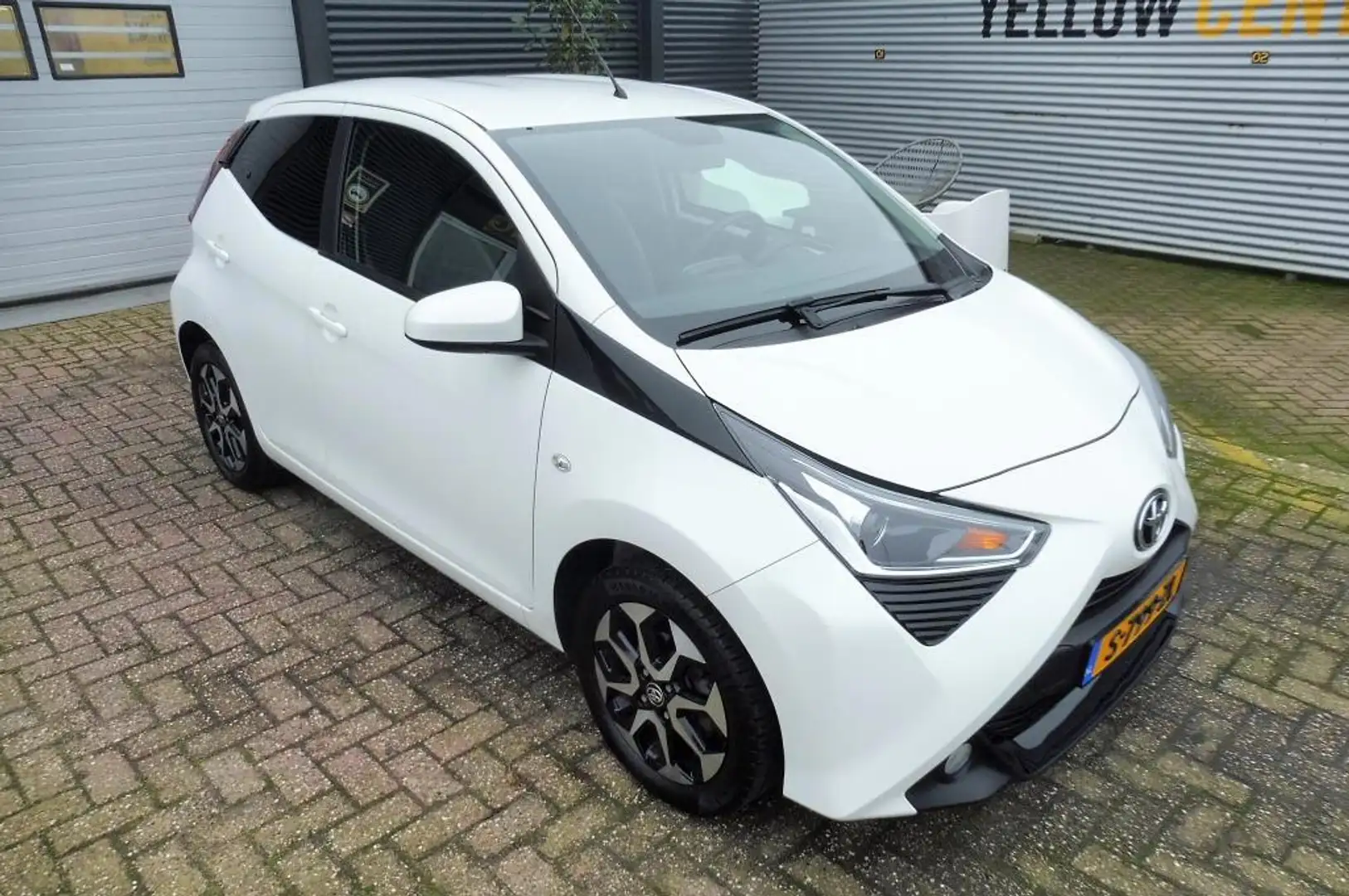 Toyota Aygo 1.0 VVT-i x-play AUTOMAAT Wit - 2