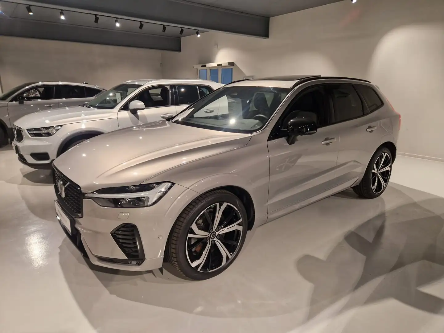 Volvo XC60 2.0 B5 AWD R-Design Geartronic - 1