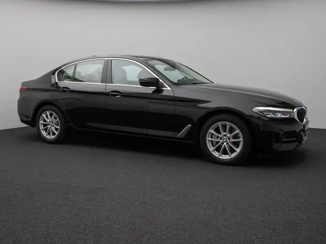 BMW 5 Series view 4