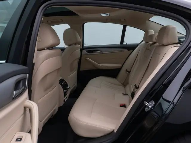 BMW 5 Series view 25