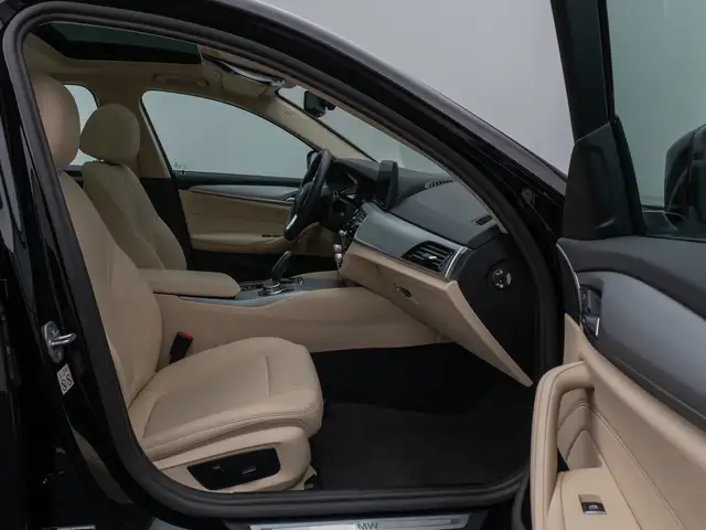 BMW 5 Series view 24
