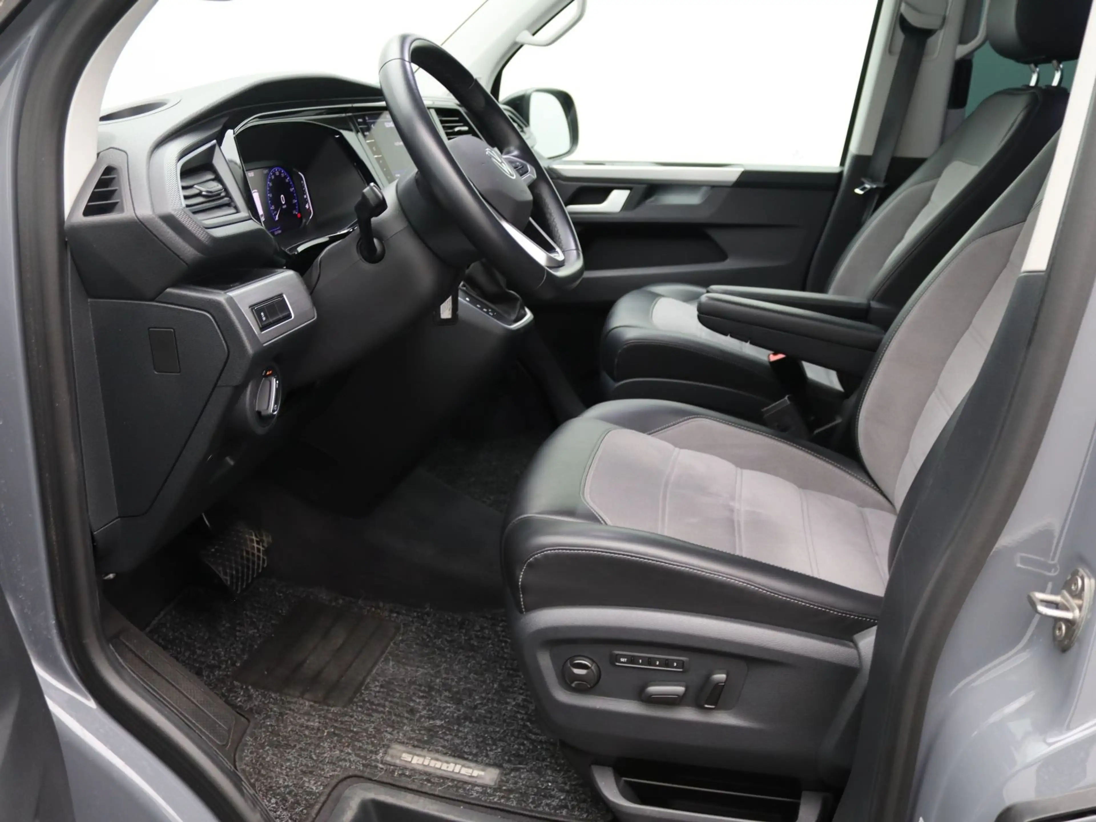 Volkswagen T6.1 Multivan Comfortline 2,0 l 150 kW TDI SCR 4 — photo 15
