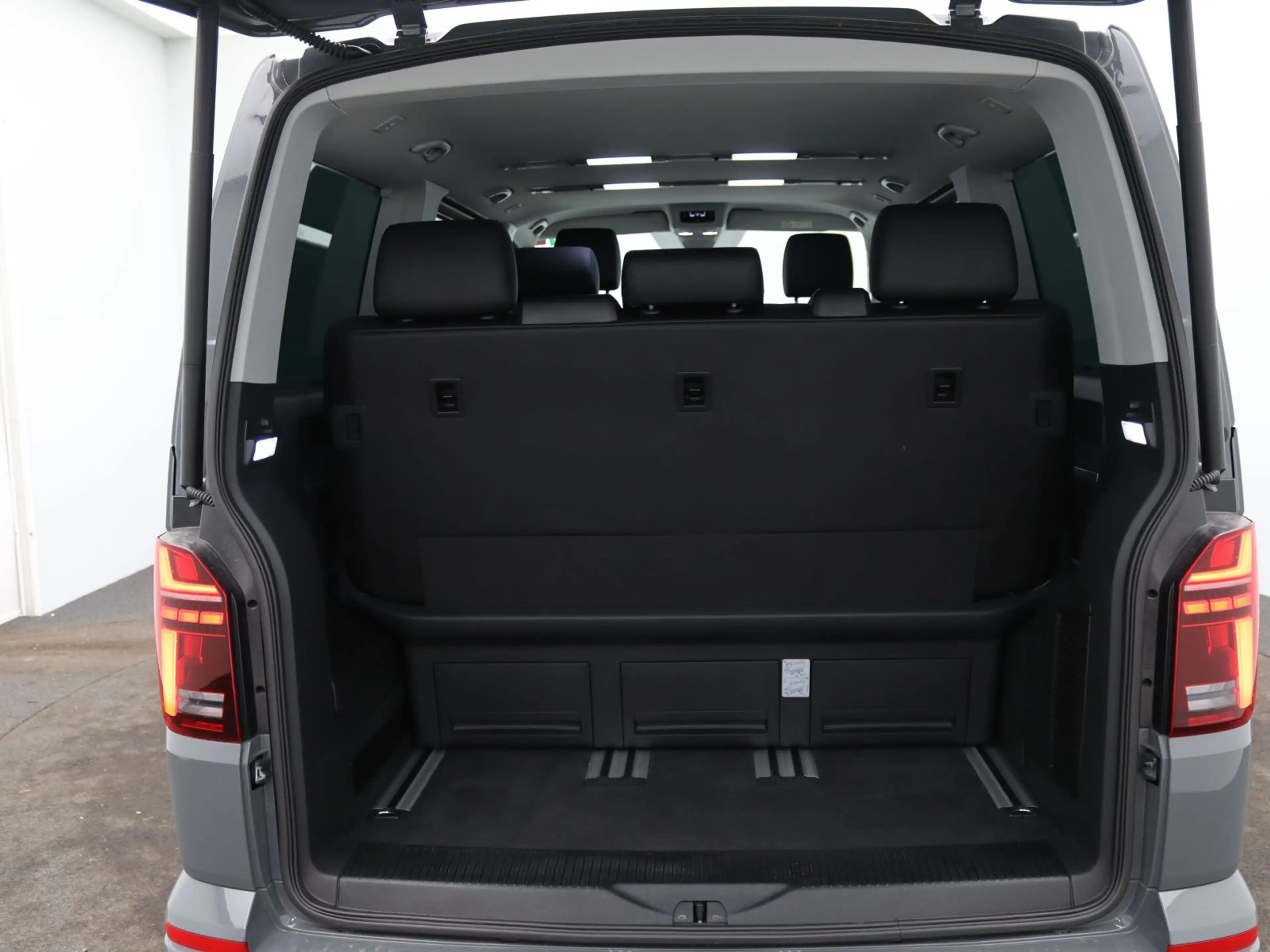 Volkswagen T6.1 Multivan Comfortline 2,0 l 150 kW TDI SCR 4 — photo 10