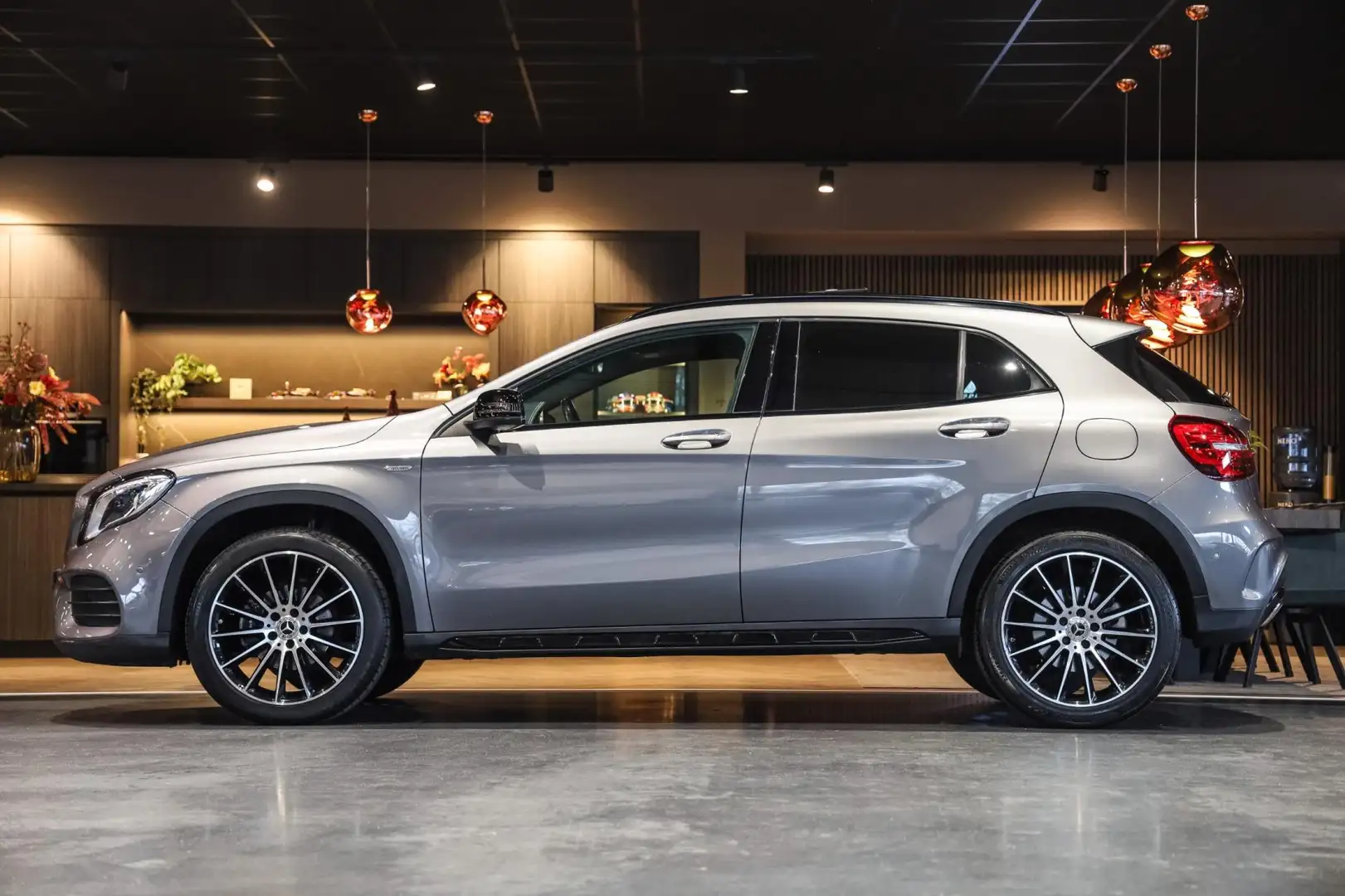 Mercedes-Benz GLA 200 White Art Edition, 156 PK, AMG/In/Exterieur, Facel Grau - 2