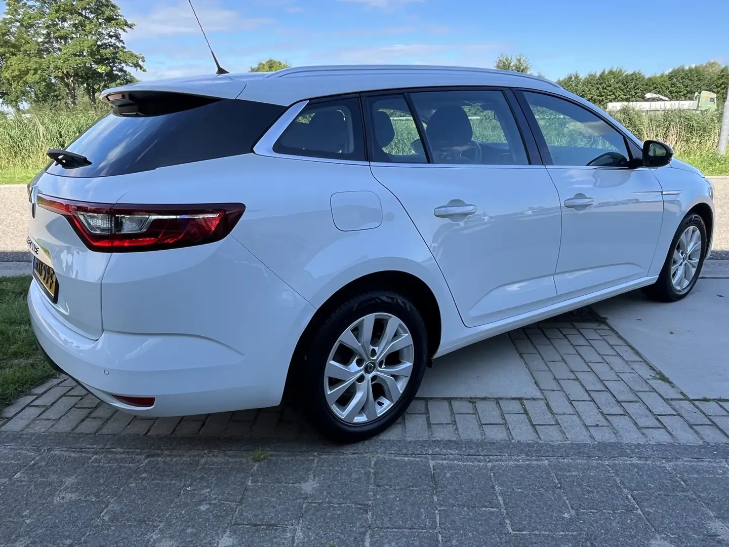 Renault Megane Estate 1.3 TCe 140 PK Automaat / Limited / Dealer Weiß - 2
