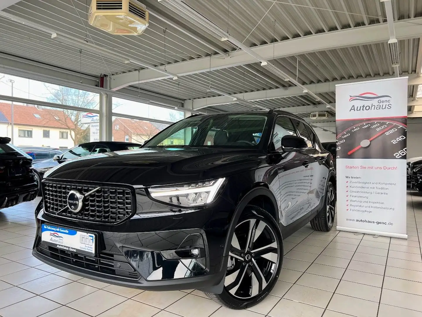 Volvo XC40 Plus Dark 2WD 8-Geartronic Panorama Schwarz - 1
