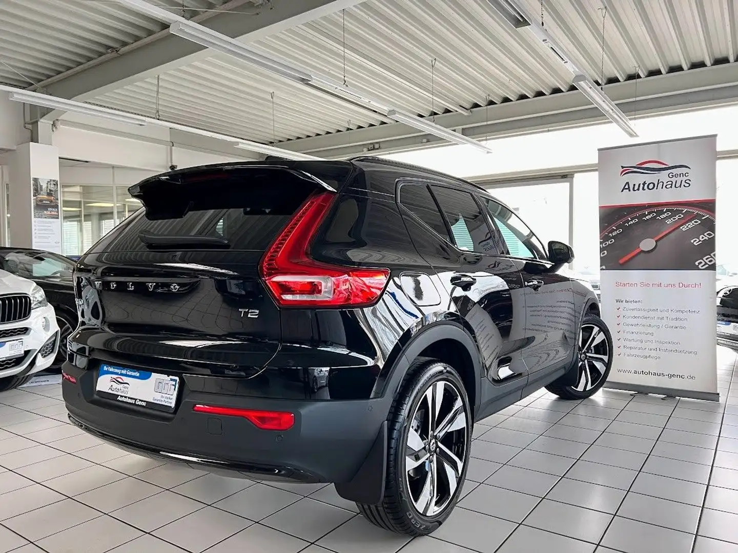 Volvo XC40 Plus Dark 2WD 8-Geartronic Panorama Schwarz - 2