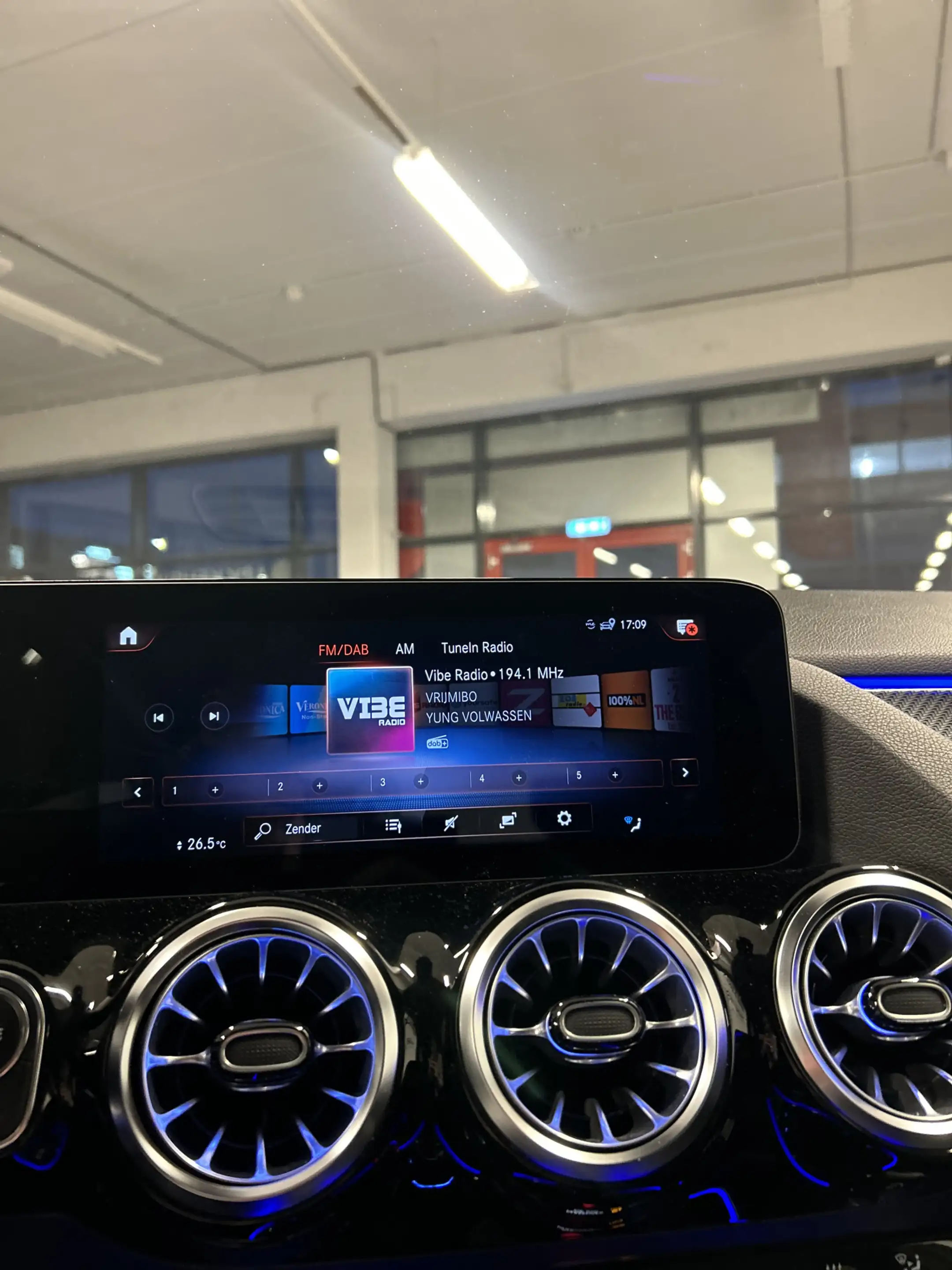 Mercedes-Benz GLA 250 e AMG Line | Adaptive cruise control | Sfeerverlic — photo 20