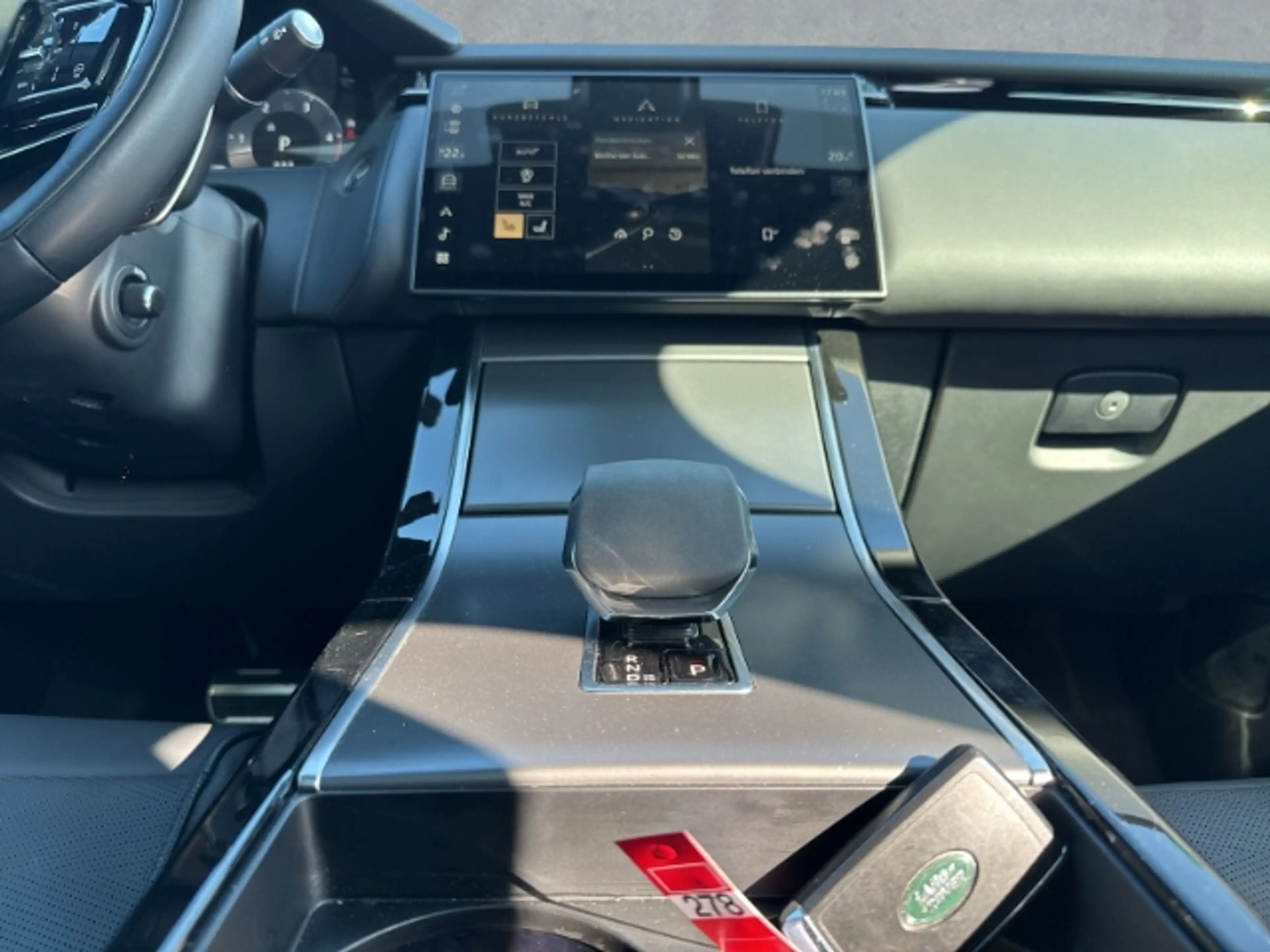 Land Rover Range Rover Velar D300 Dynamic HSE BlackPack 22''LM Pano HUD AHK Spo — photo 15