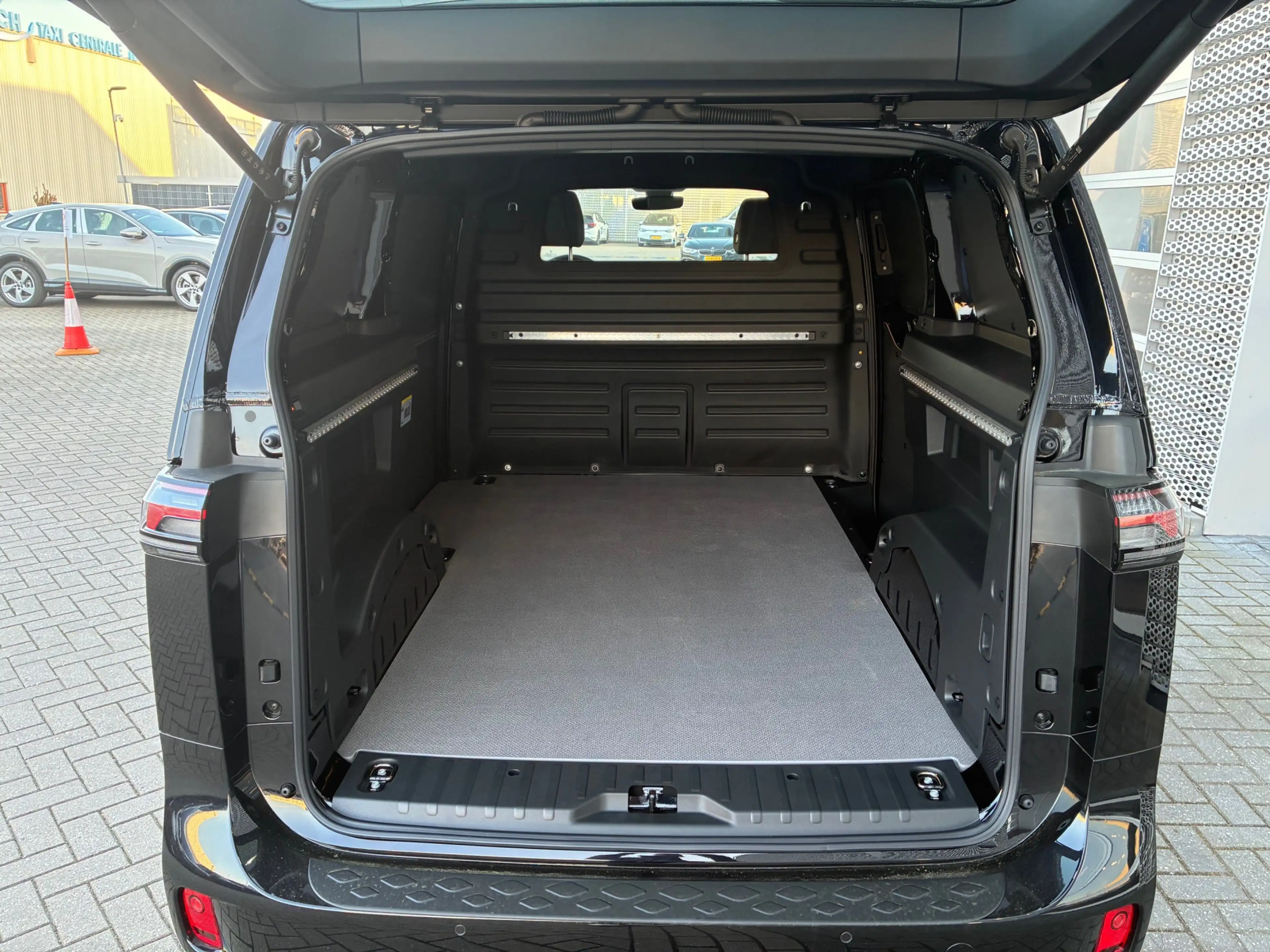 Volkswagen ID. Buzz Cargo Anniversary Edition 79 kWh — photo 7