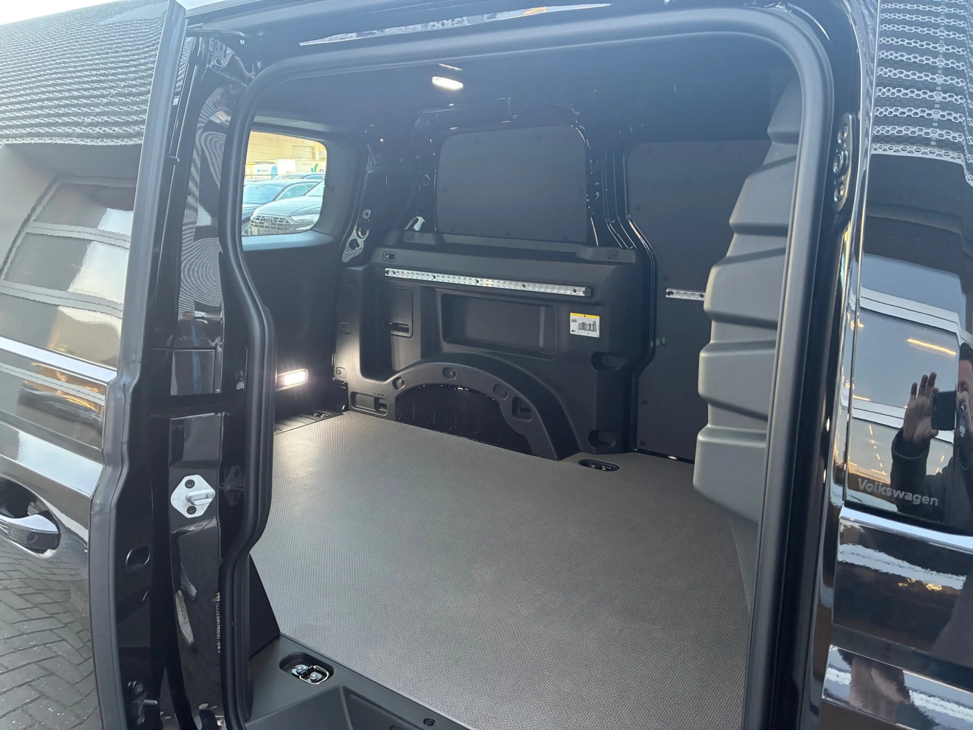 Volkswagen ID. Buzz Cargo Anniversary Edition 79 kWh — photo 9