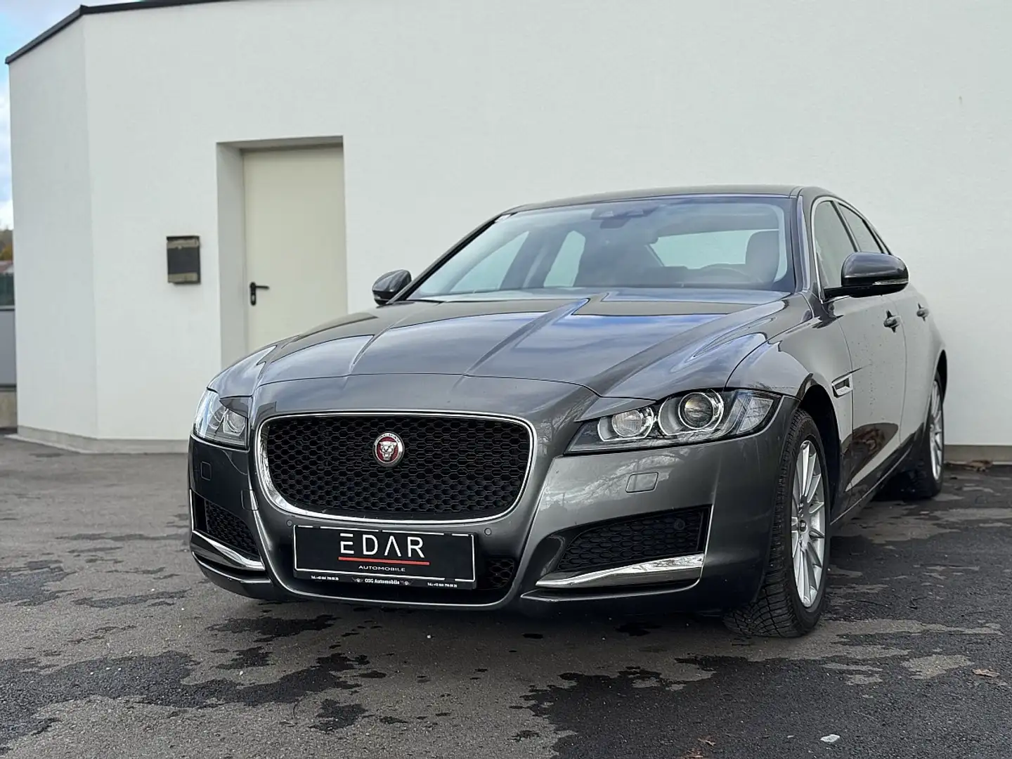 Jaguar XF 20d Prestige Aut. Grau - 2