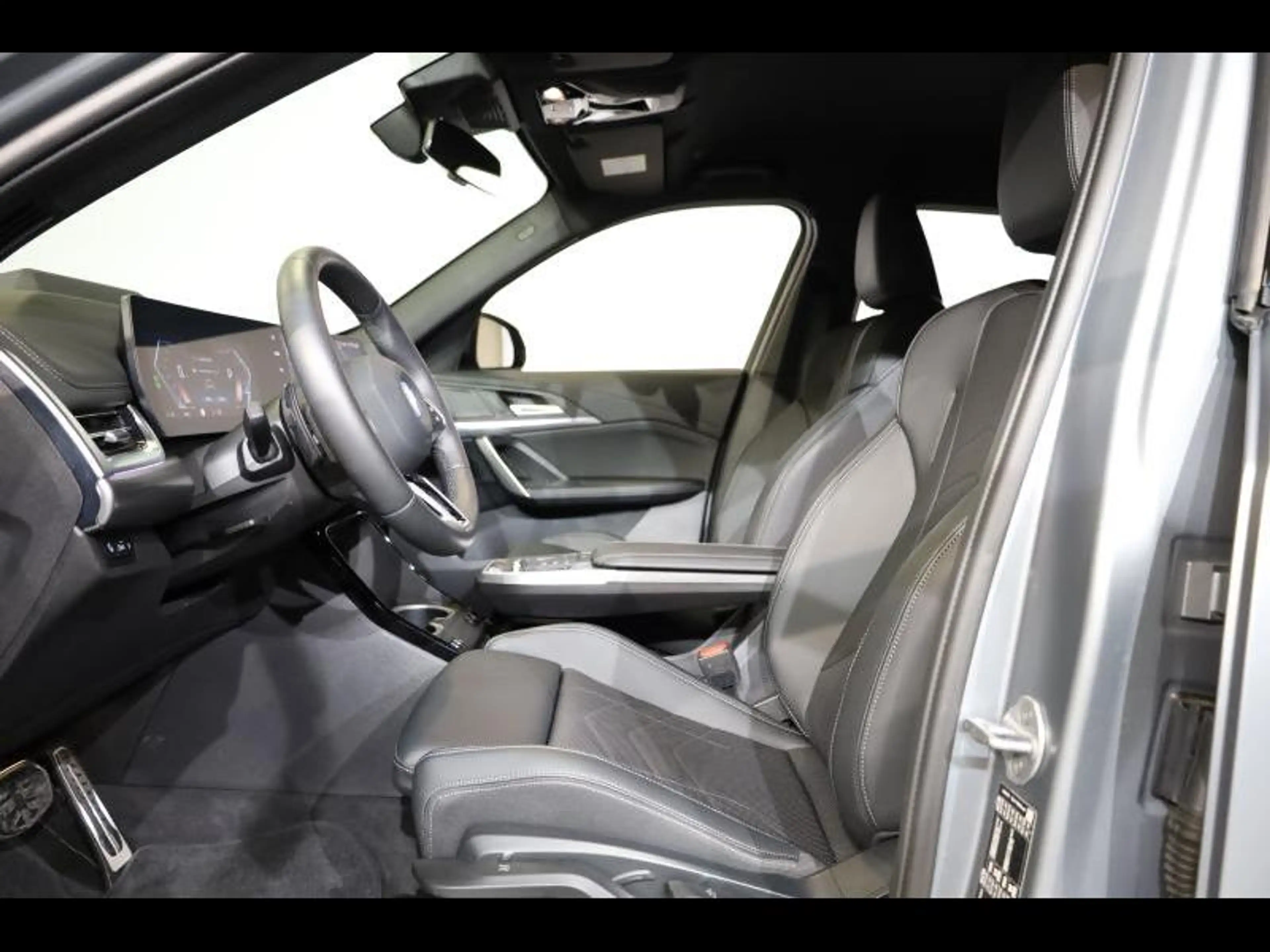 BMW iX1 eDrive20 Kit M Sport — photo 9