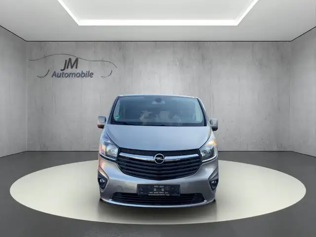 Opel Vivaro view 2