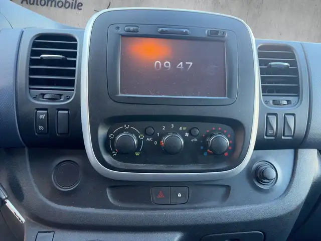 Opel Vivaro view 11