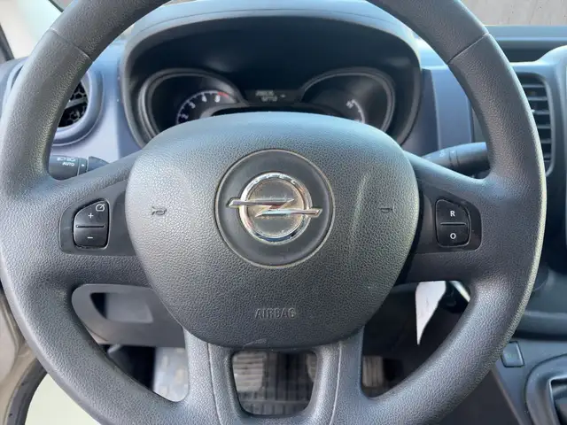 Opel Vivaro view 10