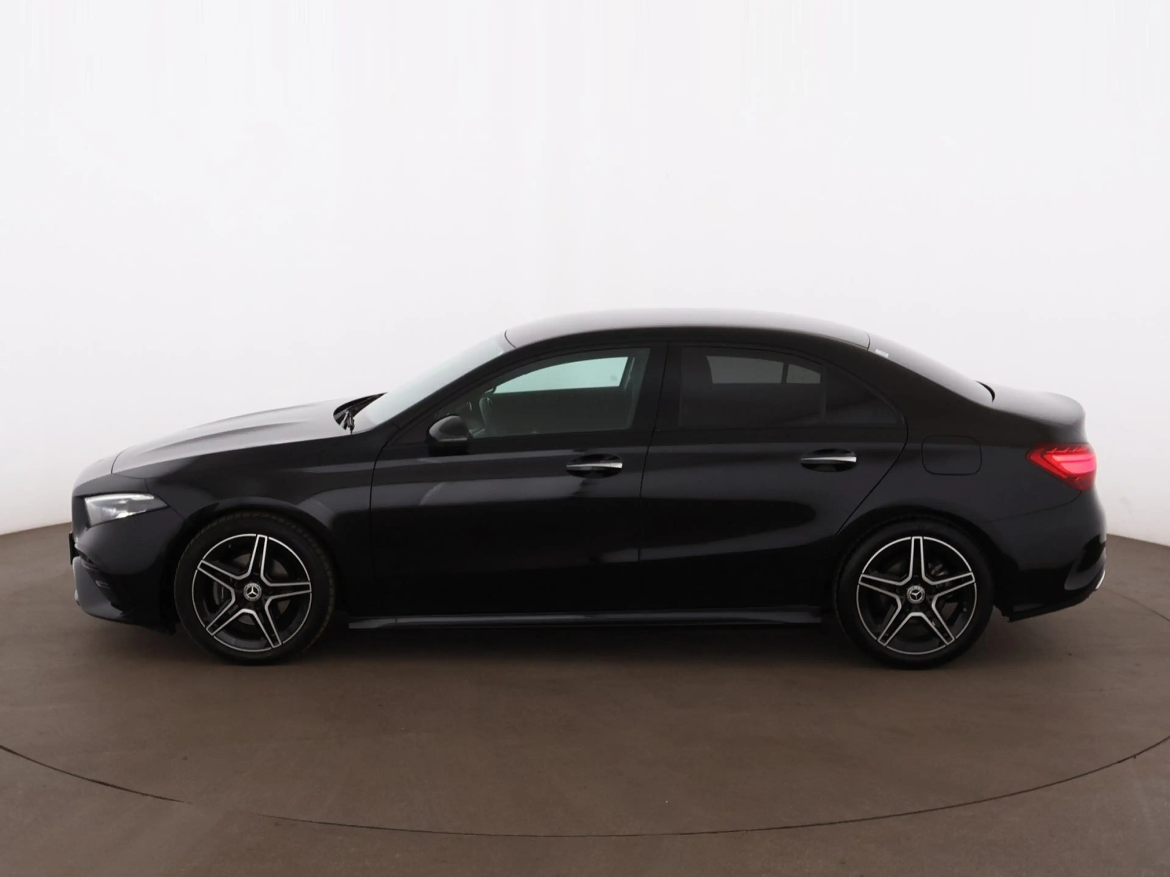 Mercedes-Benz A 180 d AMG-Line Aut LED LEDER NAVI R-CAM SITZHZG — photo 5