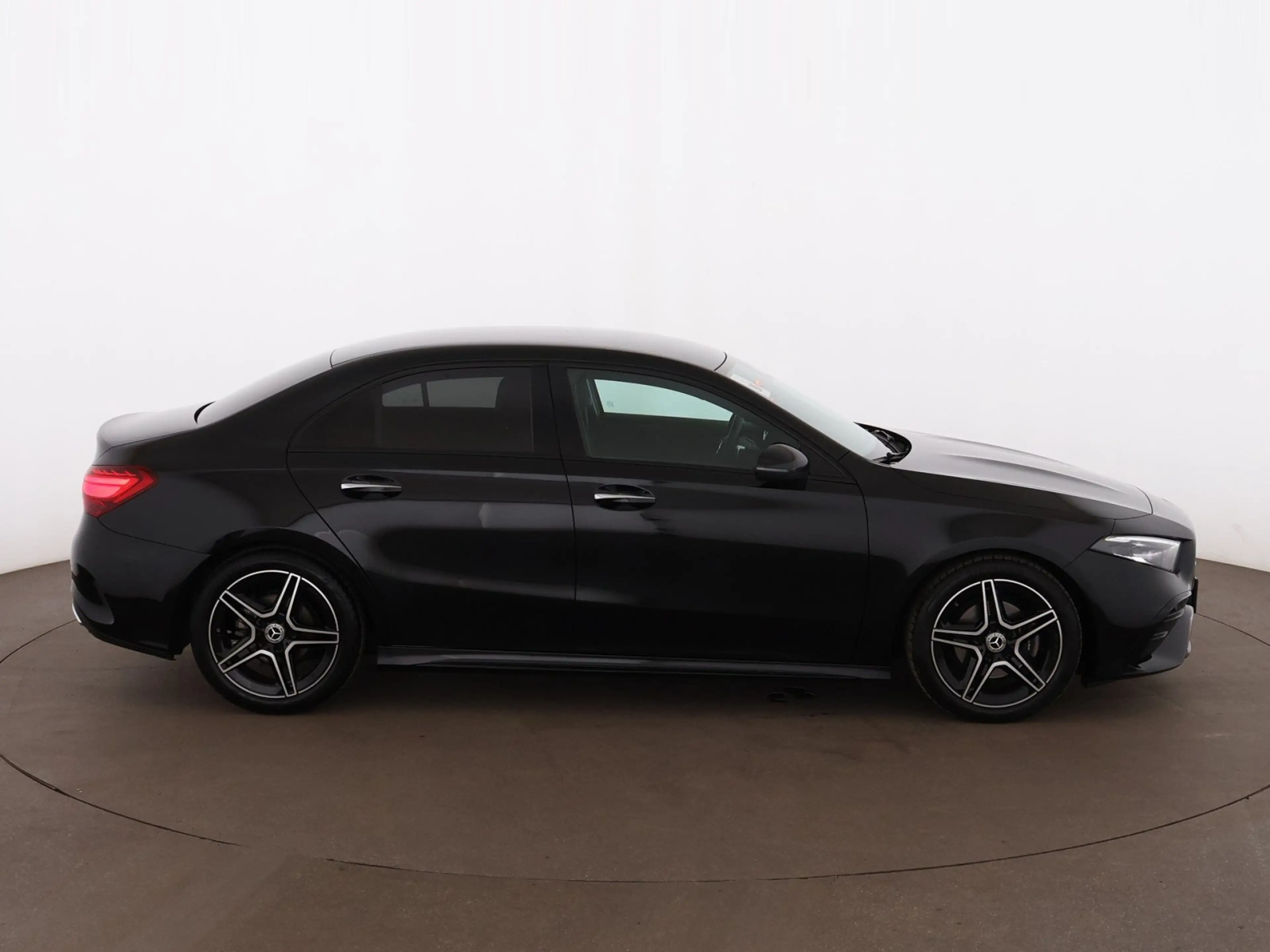 Mercedes-Benz A 180 d AMG-Line Aut LED LEDER NAVI R-CAM SITZHZG — photo 9