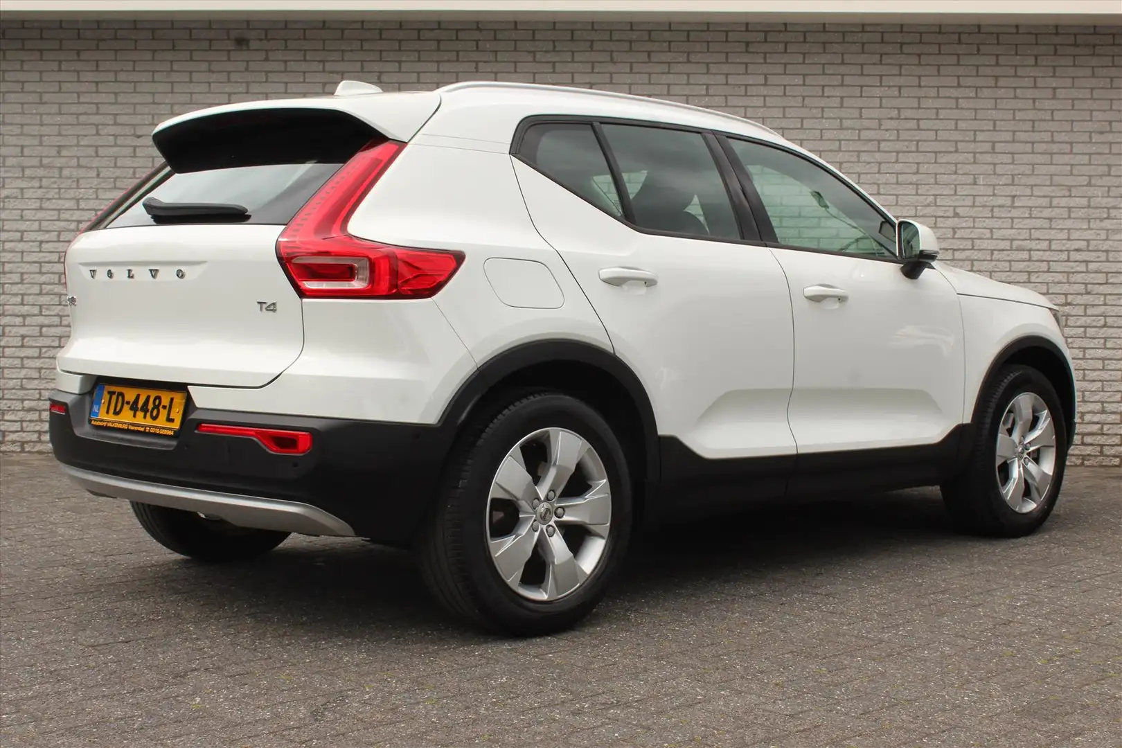 Volvo XC40 T4 190pk Geartronic Momentum Wit - 2