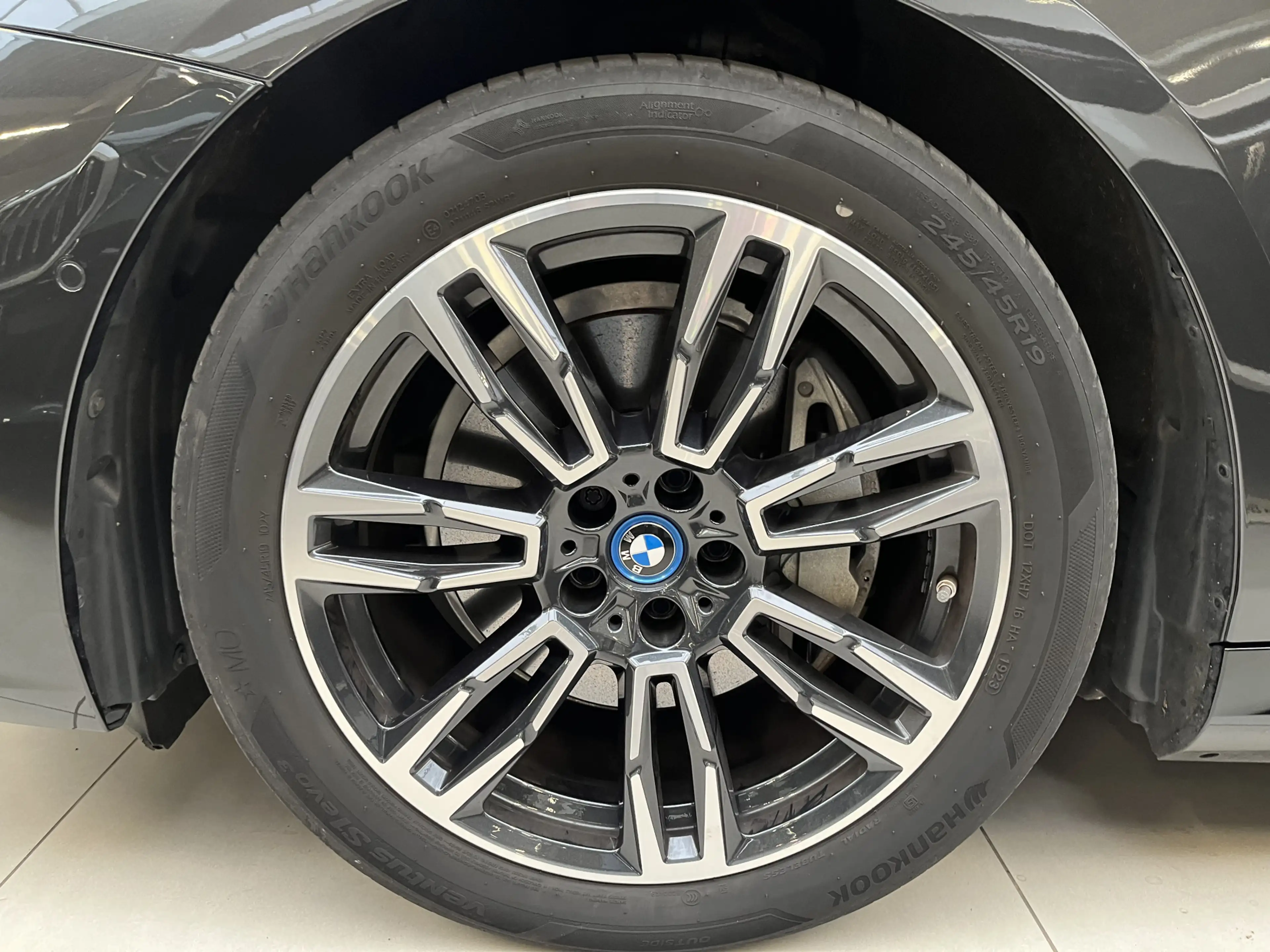 BMW i5 Touring eDrive40 M Sport Edition 84 kWh | Driving — photo 6