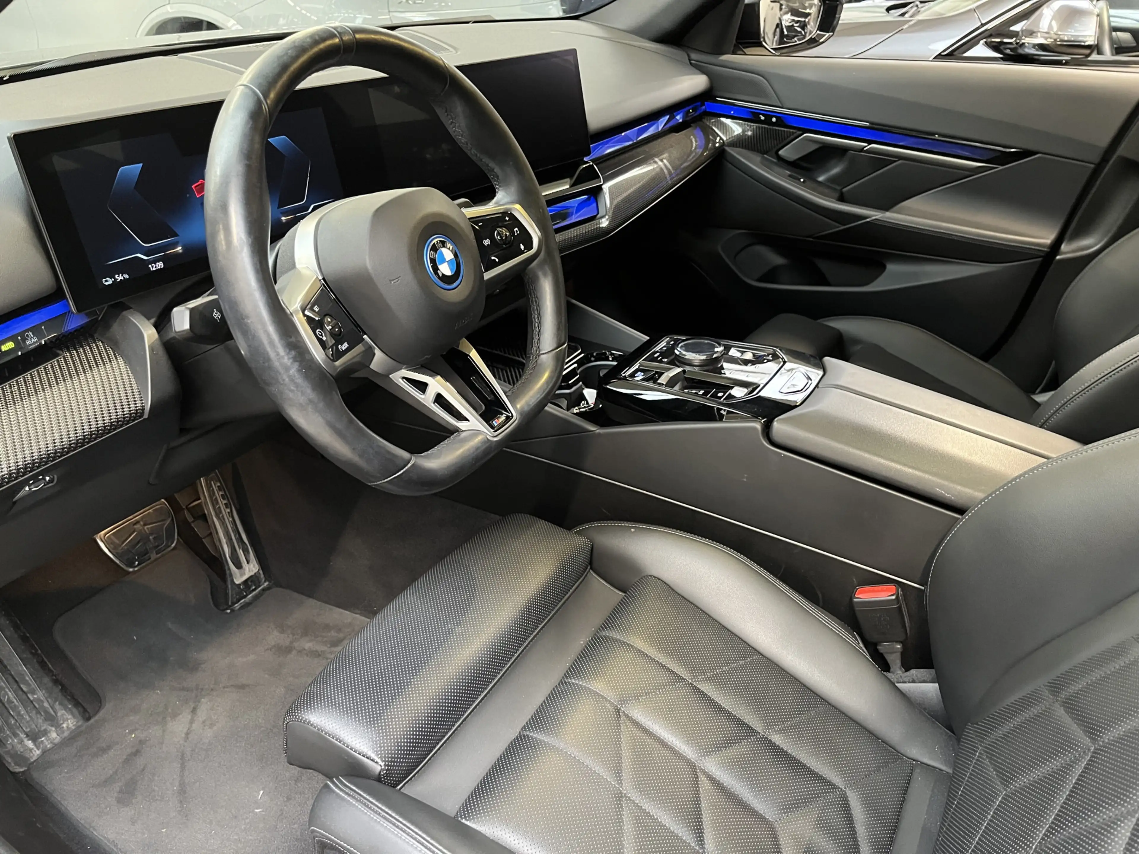 BMW i5 Touring eDrive40 M Sport Edition 84 kWh | Driving — photo 7