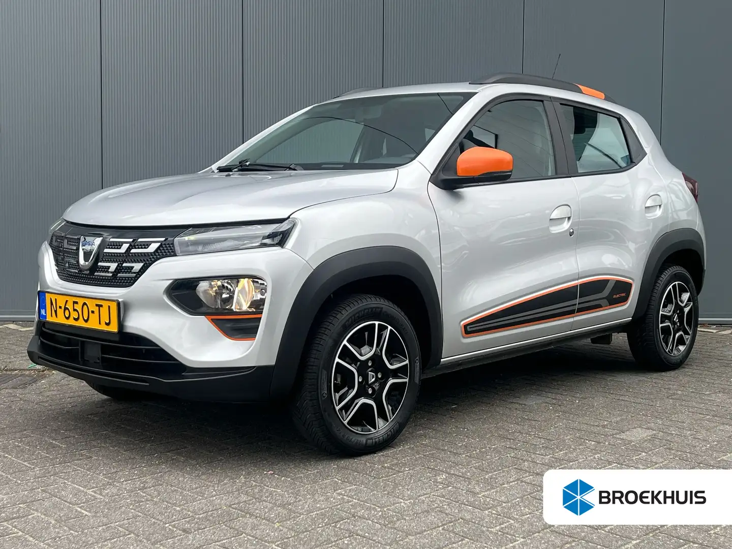 Dacia Spring 27 kWh Comfort Plus | Led | Airco | Leder | Carpla Grijs - 1