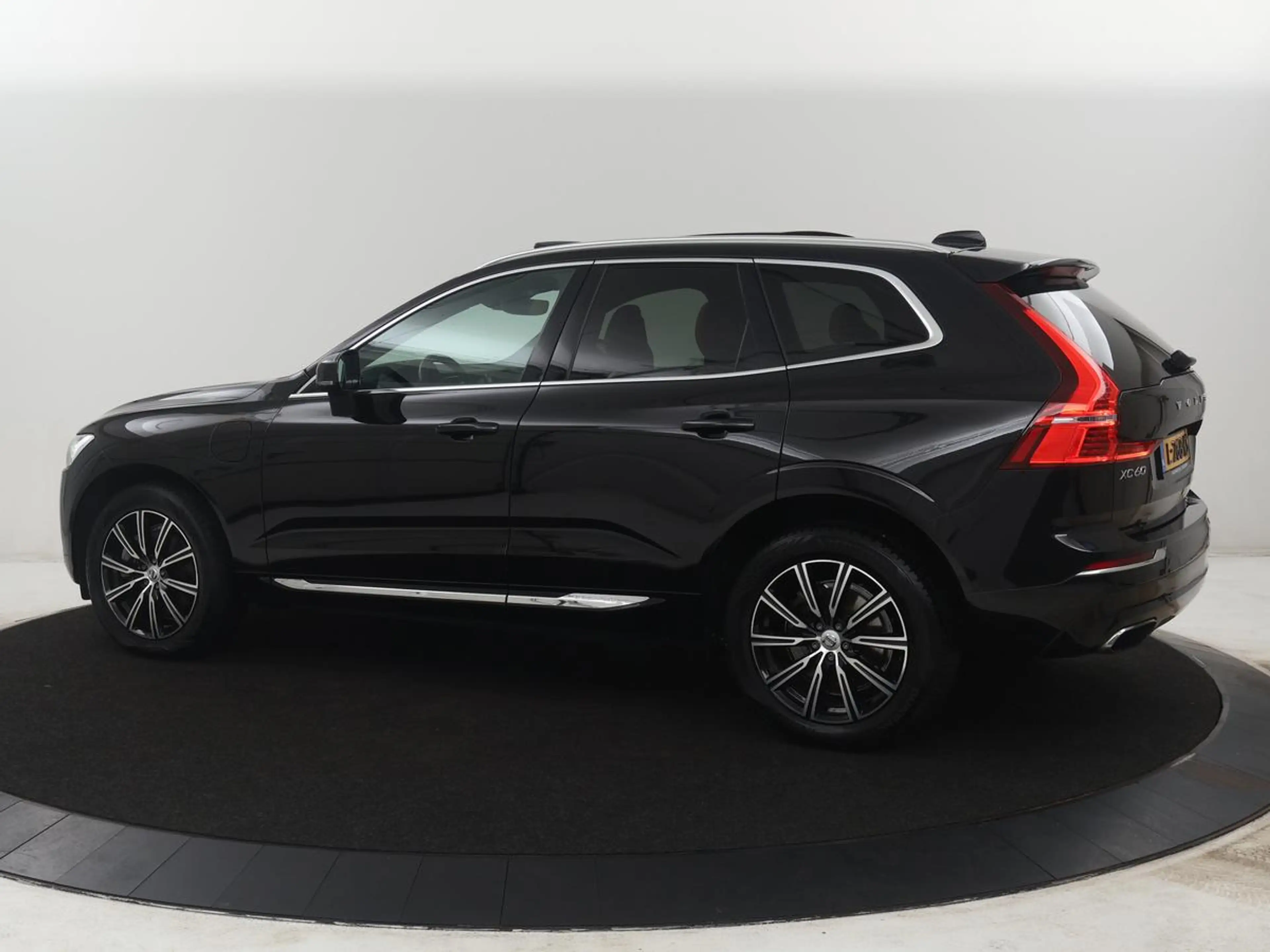 Volvo XC60 2.0 T8 Twin Engine AWD Inscription | SOH 83,9% | P — photo 2