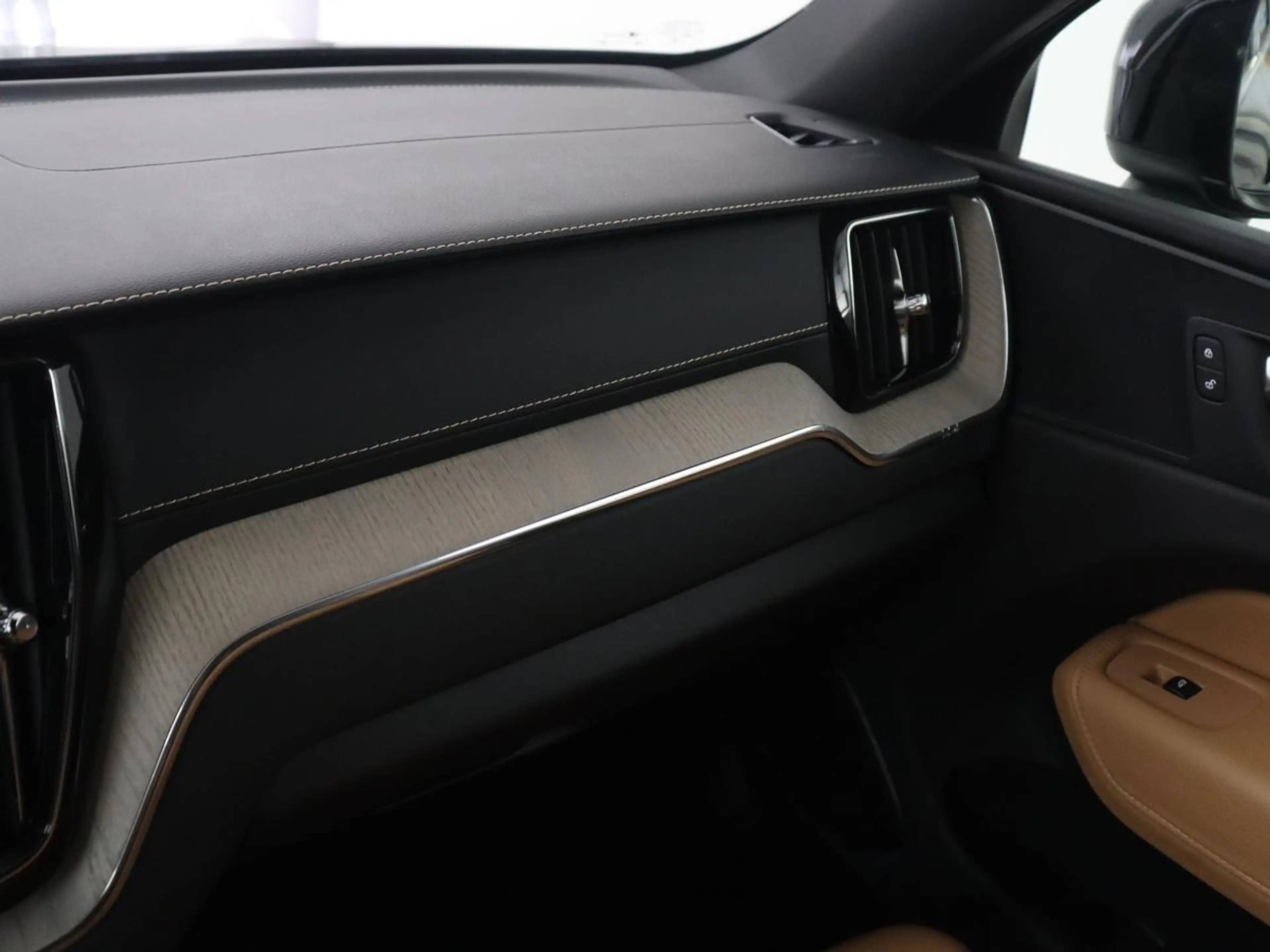 Volvo XC60 2.0 T8 Twin Engine AWD Inscription | SOH 83,9% | P — photo 30