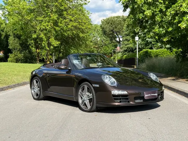 Porsche 911 view 6