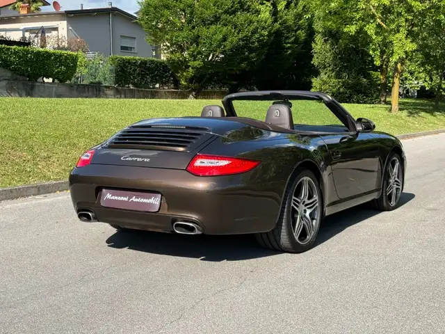 Porsche 911 view 7