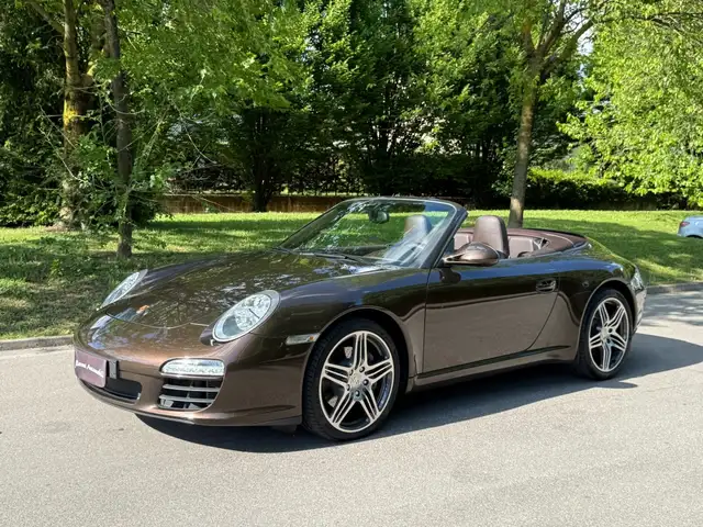 Porsche 911 view 8
