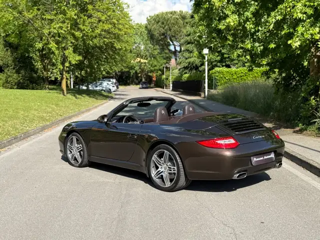 Porsche 911 view 11