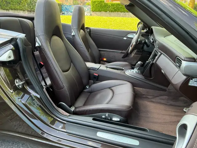 Porsche 911 view 13