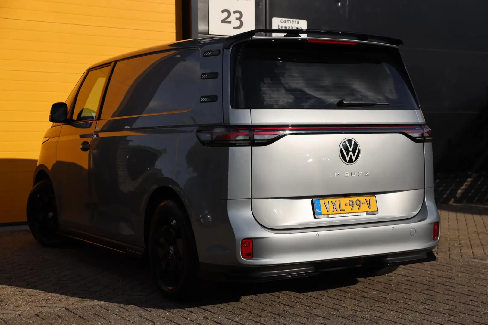 Volkswagen ID. Buzz Cargo 77 kWh / Acc / AUT / Camera / 3 Zits / Schuifdeur Grijs - 2