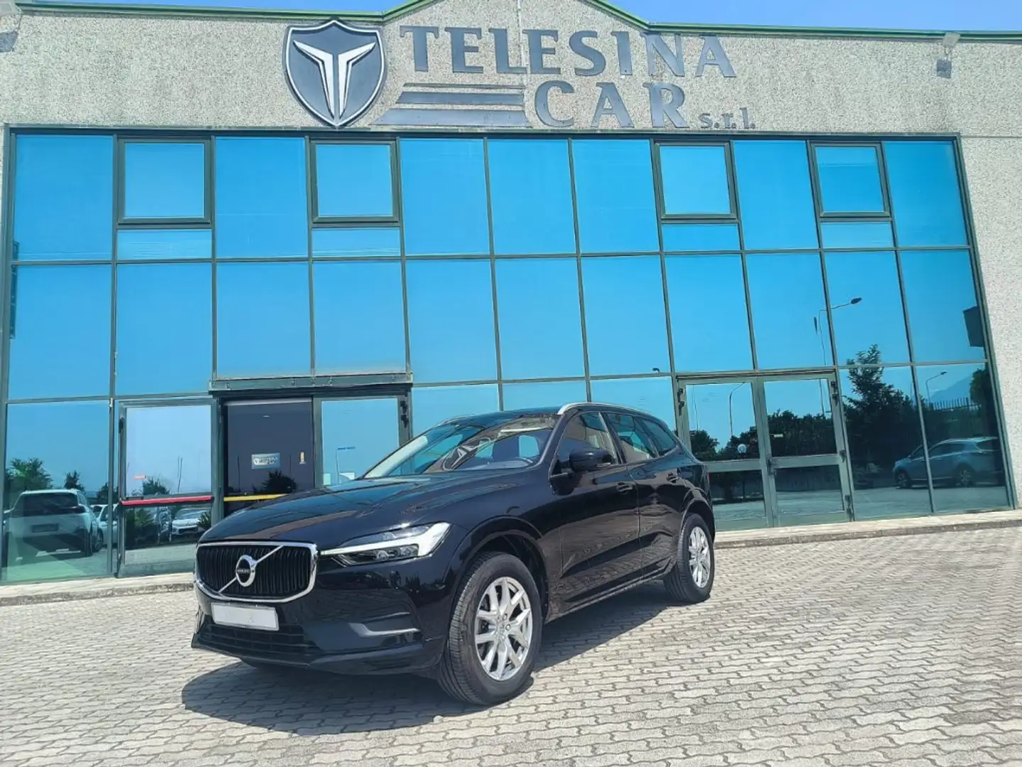Volvo XC60 2.0 B4 BUSINESS PLUS AWD GEARTRONIC Zwart - 1