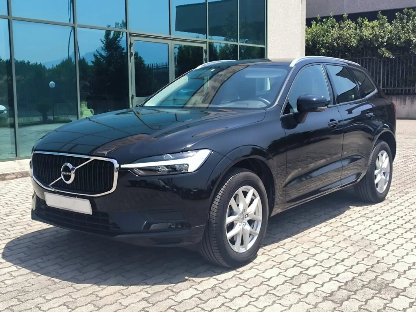 Volvo XC60 2.0 B4 BUSINESS PLUS AWD GEARTRONIC Zwart - 2