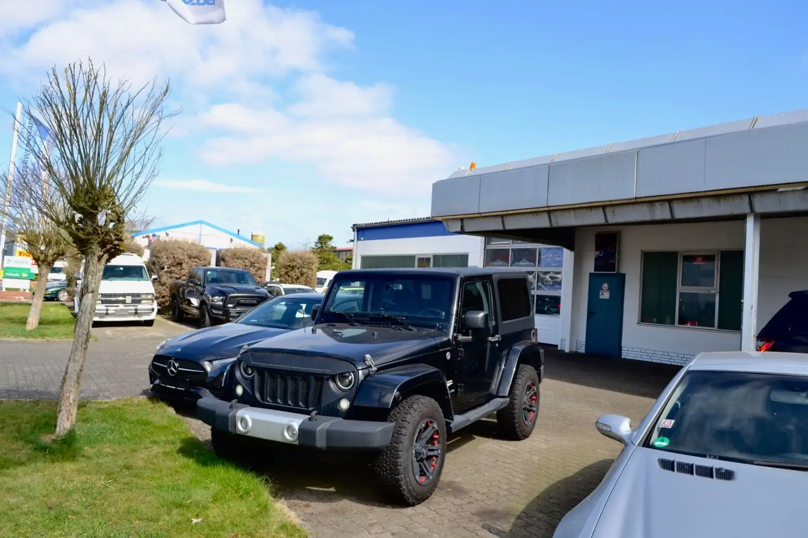 Jeep Wrangler 3,6 Ltr  Unlimited Sahara 4WD Schwarz - 2
