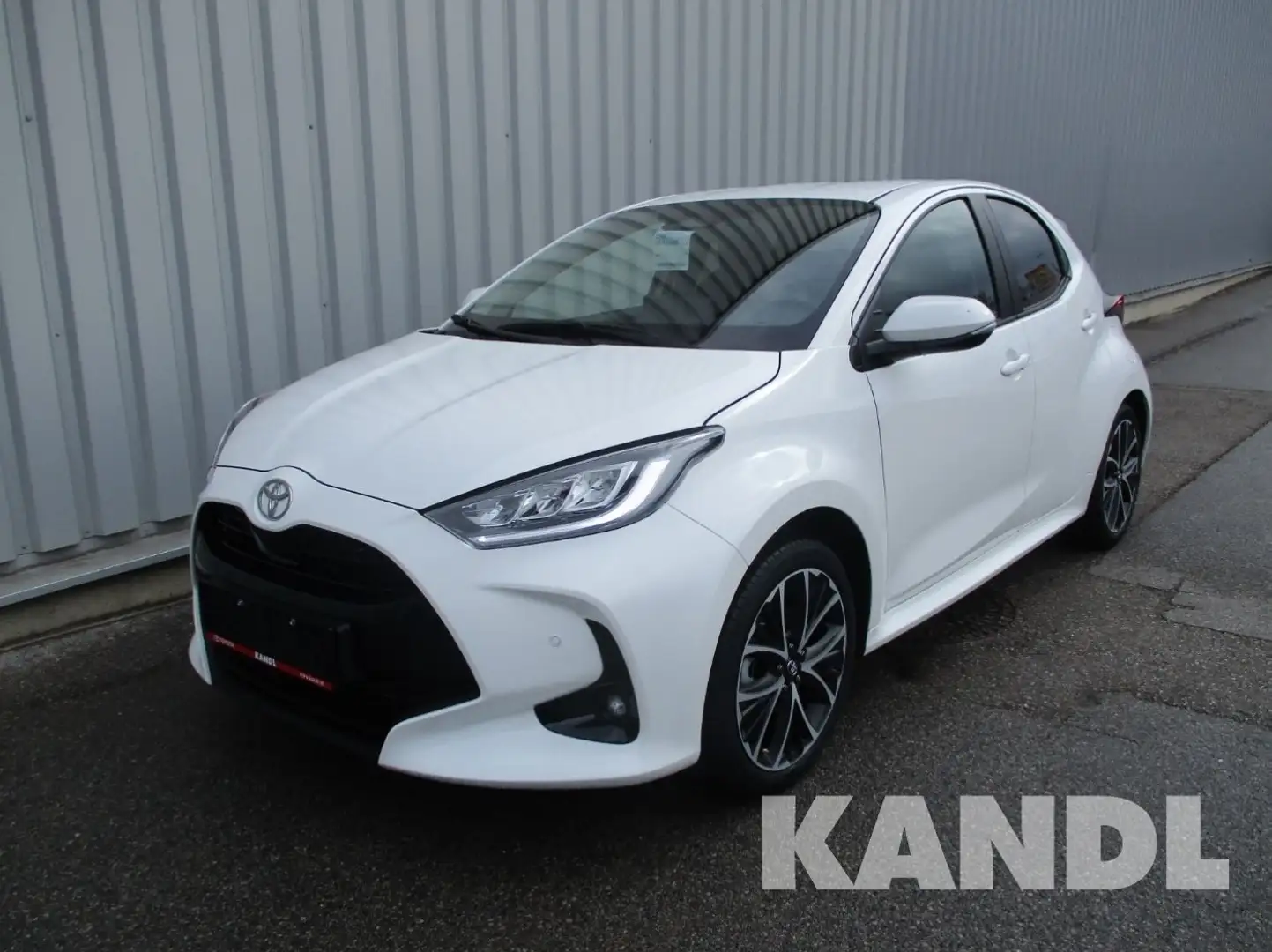Toyota Yaris 1.5 VVT-i Hybrid Teamplayer Technik Paket Weiß - 1